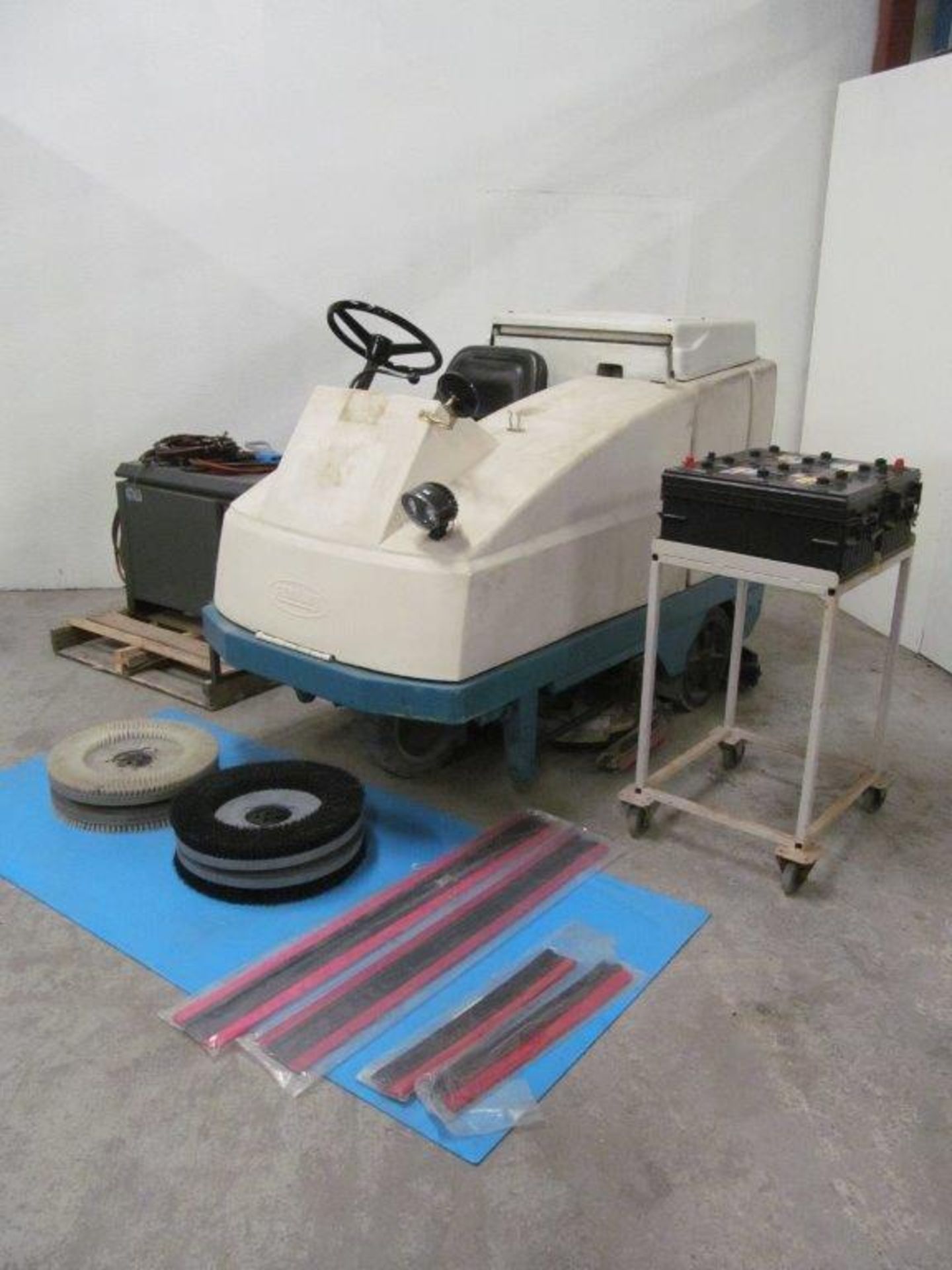 TENNANT ELECTRIC FLOOR SWEEPER, C/W CHARGER 36V, SPARE BATTERIES & BRUSHES (CONDITION UNKNOWN) - Image 3 of 8