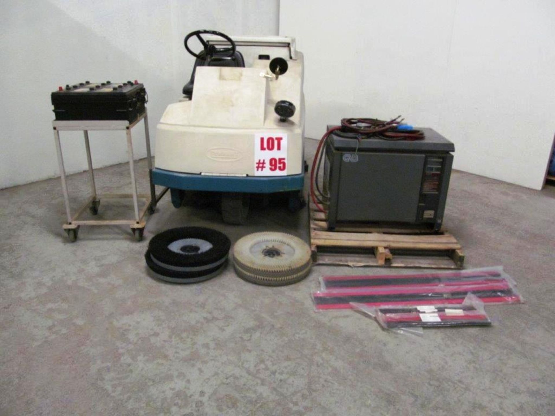 TENNANT FLOOR SWEEPER, ELECTRIC 36V, C/W EXTRA BATTERIES & ACCESSORIES, CONDITION UNKNOWN - Image 2 of 8
