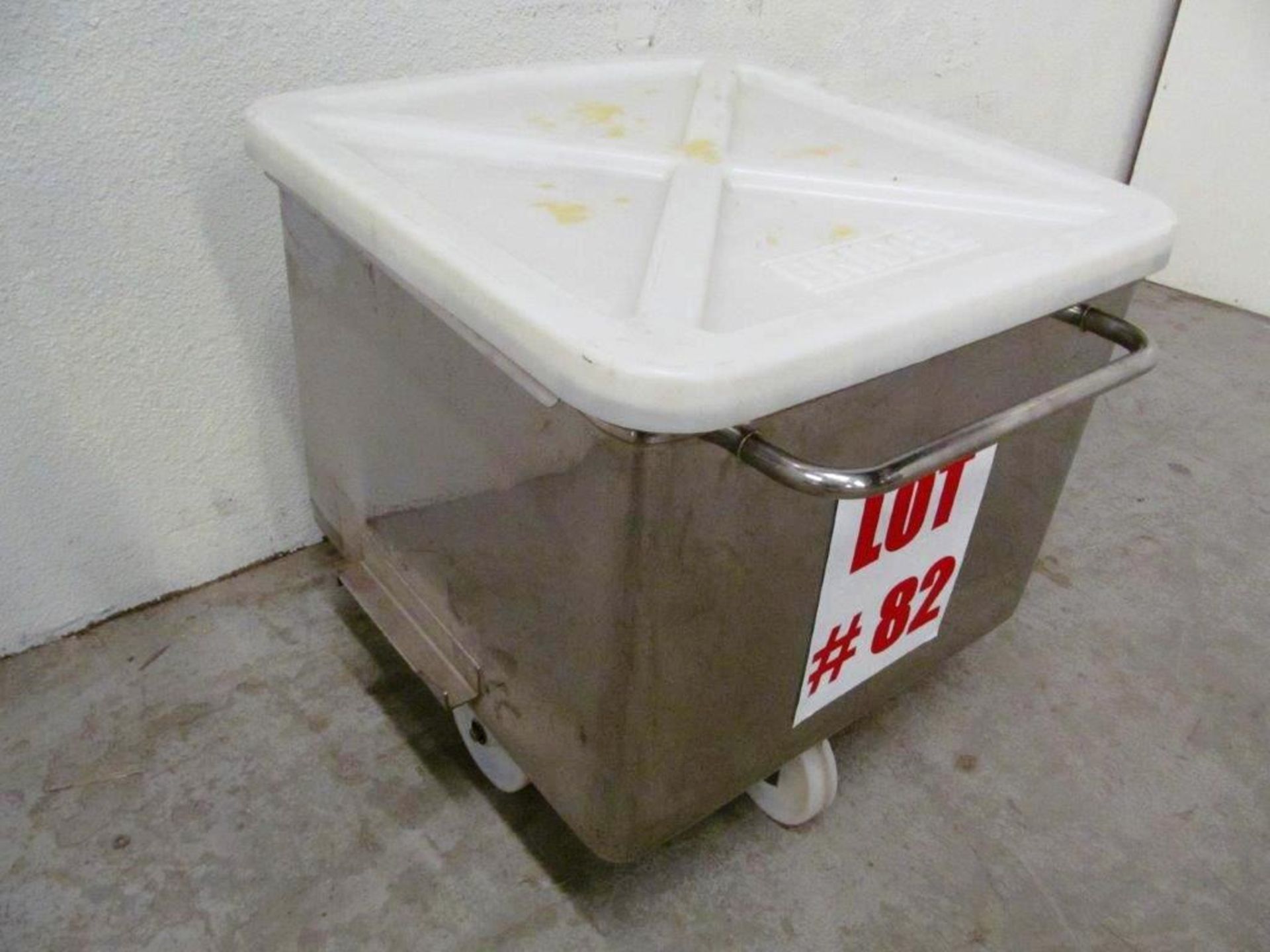 STAINLESS STEEL ROLL AROUND CART ON CASTERS, C/W S/S PLASTIC COVERS, 26'' X 27'' X 20'' DEEP X 27