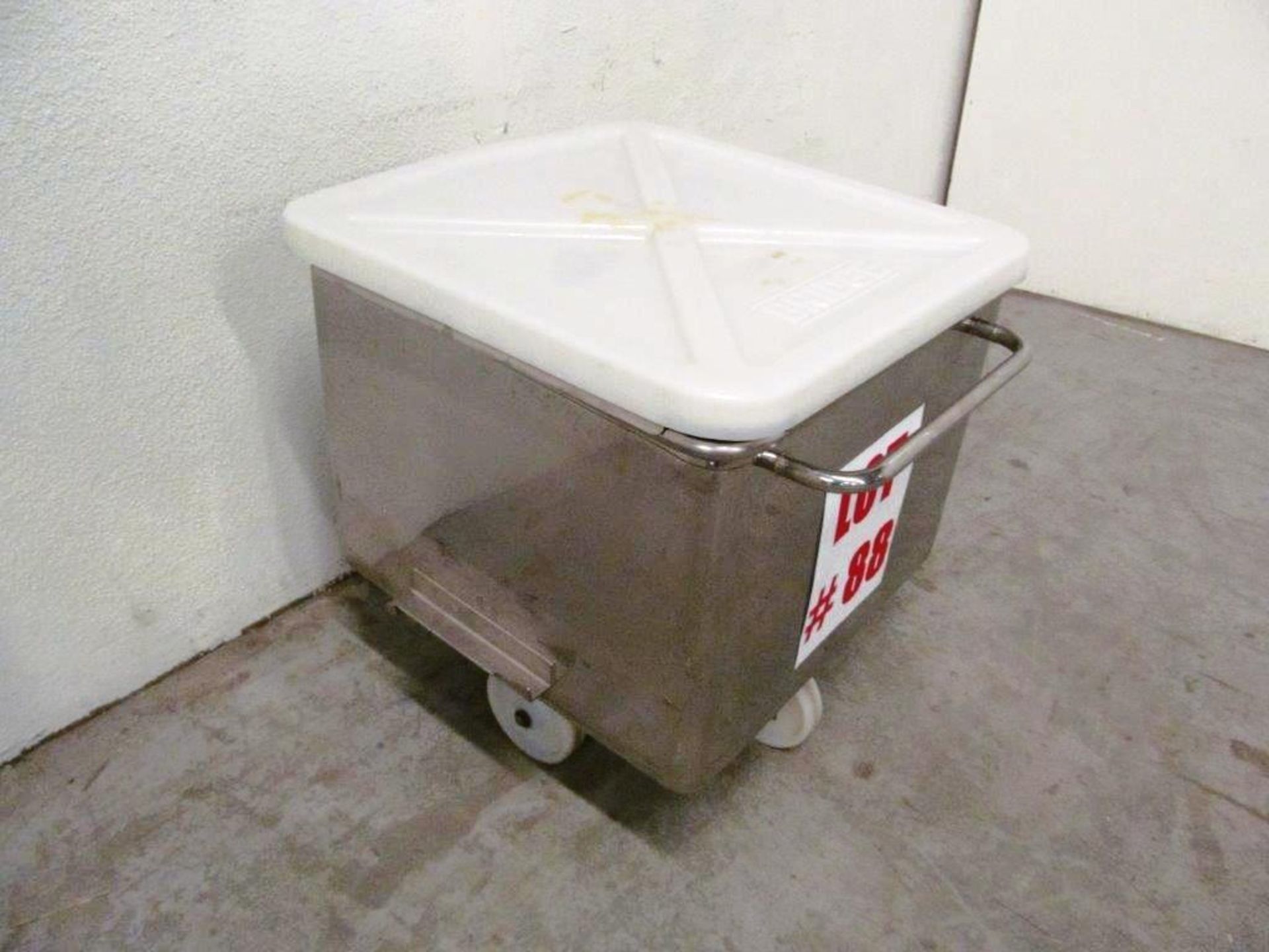 STAINLESS STEEL ROLL AROUND CART ON CASTERS, C/W S/S PLASTIC COVERS, 26'' X 27'' X 20'' DEEP X 27