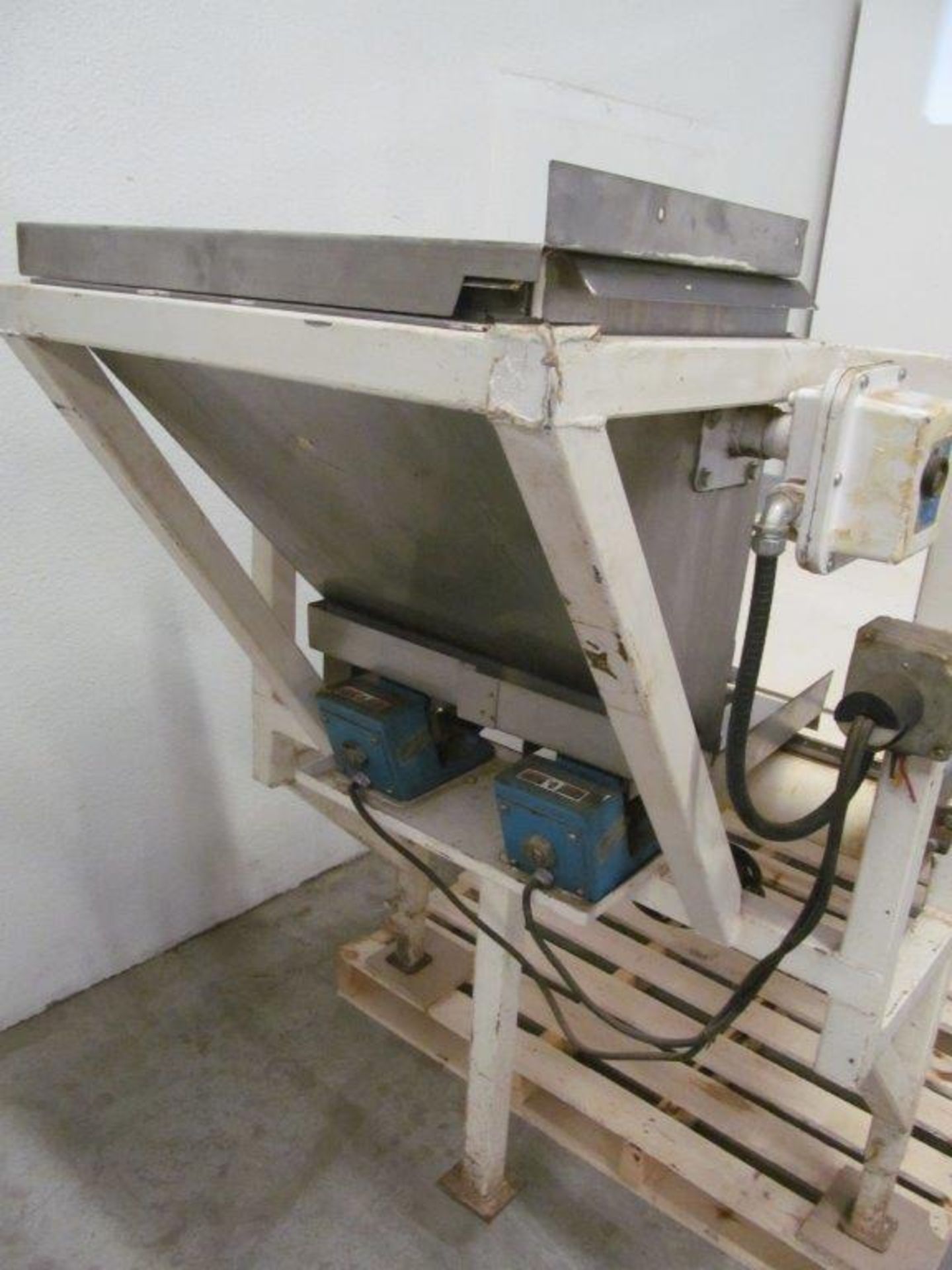 ELECTRIC BELT CONVEYOR, C/W S/S HOPPER & 2 SYNTRON MAGNETIC FEEDERS, ELECTRICS 208V/3PH/60C - Image 3 of 6