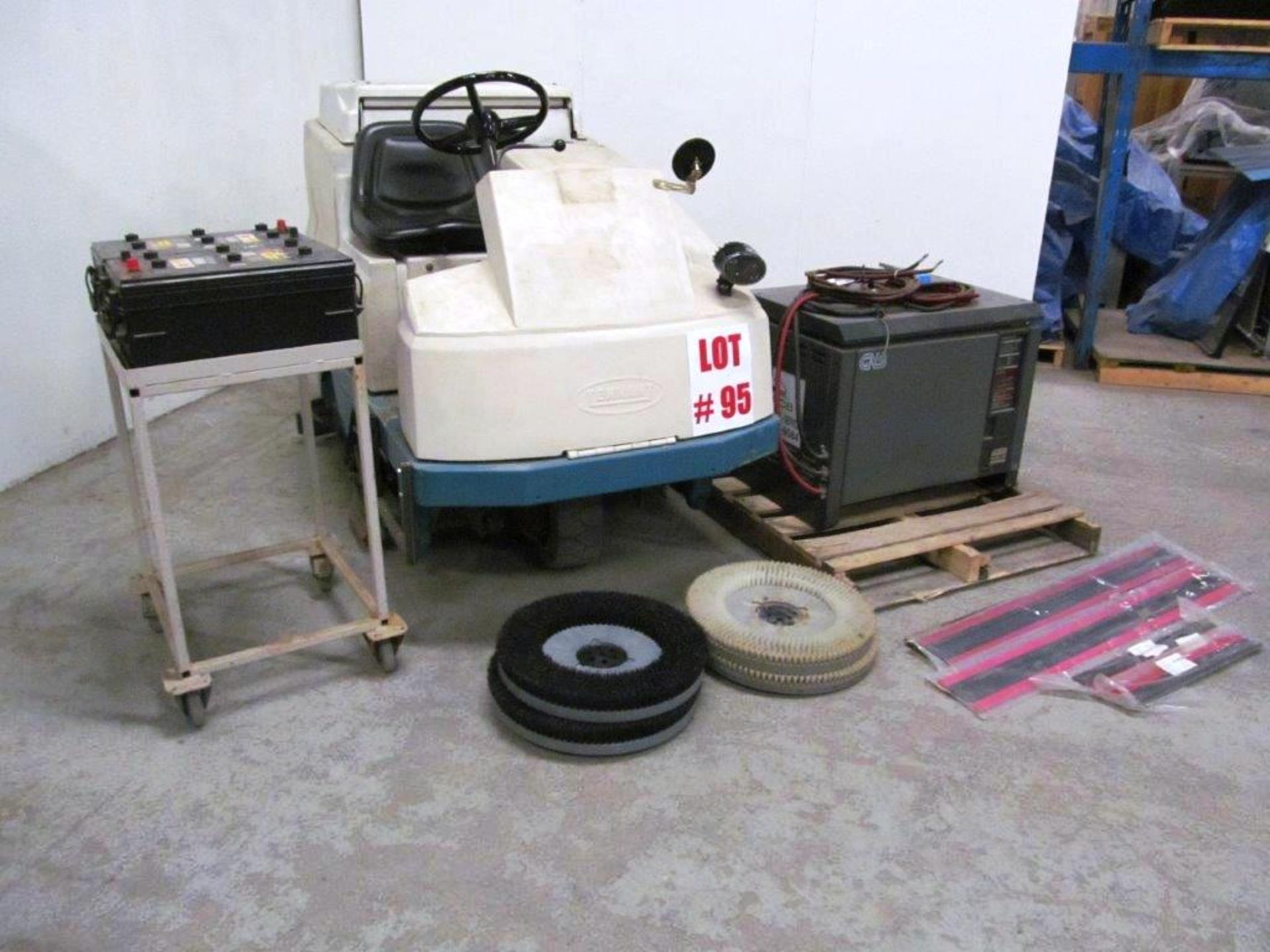 TENNANT FLOOR SWEEPER, ELECTRIC 36V, C/W EXTRA BATTERIES & ACCESSORIES, CONDITION UNKNOWN - Image 3 of 8