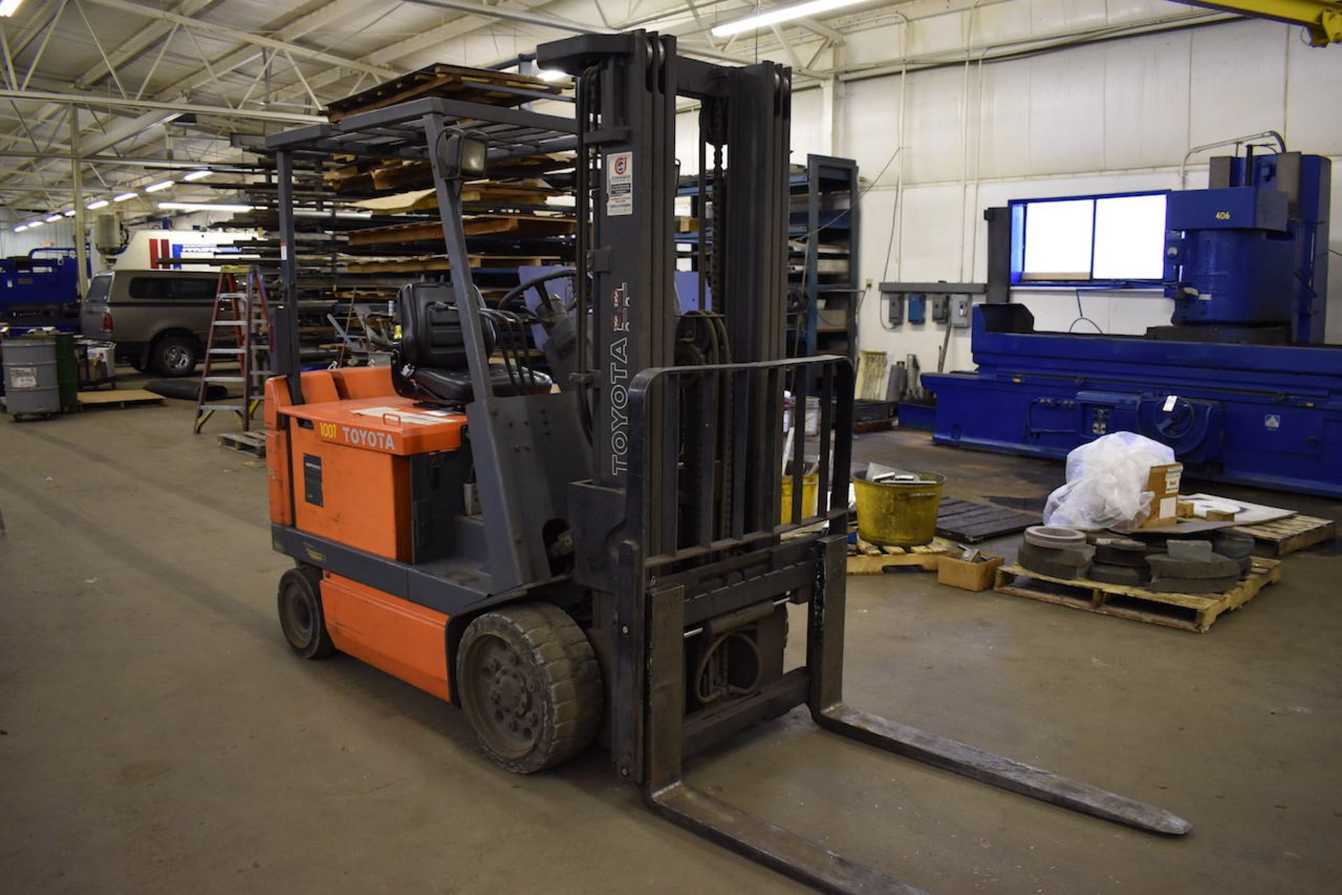 TOYOTA 5,820 LB. CAP. MODEL 5FBCU30 ELECTRIC FORK LIFT TRUCK: S/N 60366; W/Side Shift; 3-Stage Mast; - Image 2 of 8