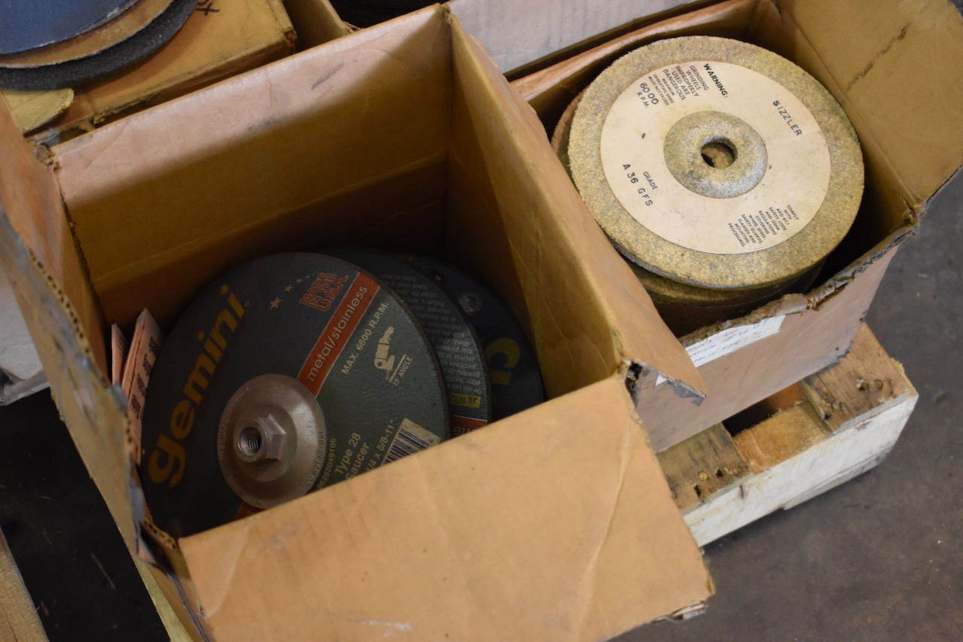 LOT: ASSORTED ABRASIVE WHEELS ON (1) PALLET - Image 5 of 6