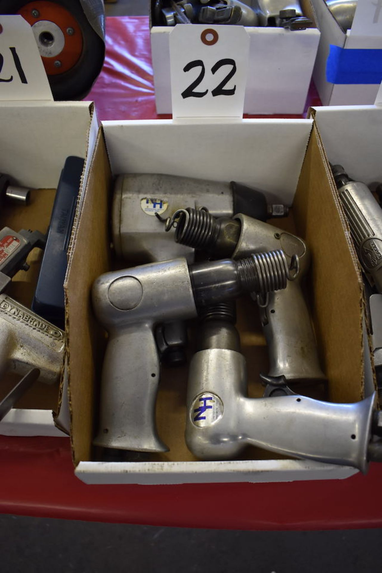 LOT: (1) NH IMPACT WRENCH & (3) NH PNEUMATIC ZIP GUN (IMPACT CHISEL)