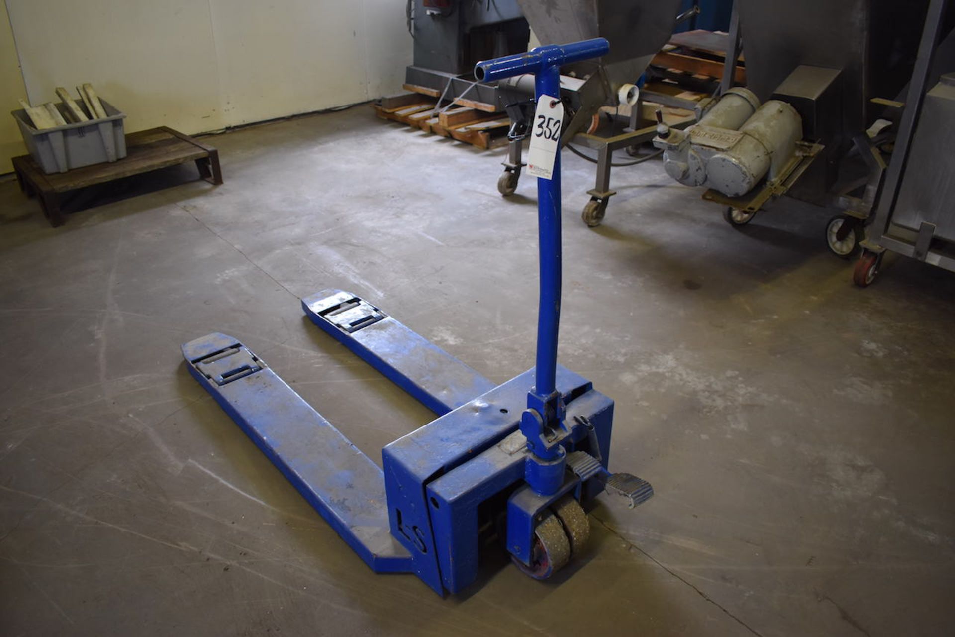 LEWIS-SHEPHERD HYDRAULIC PALLET JACK (NEEDS REPAIR)