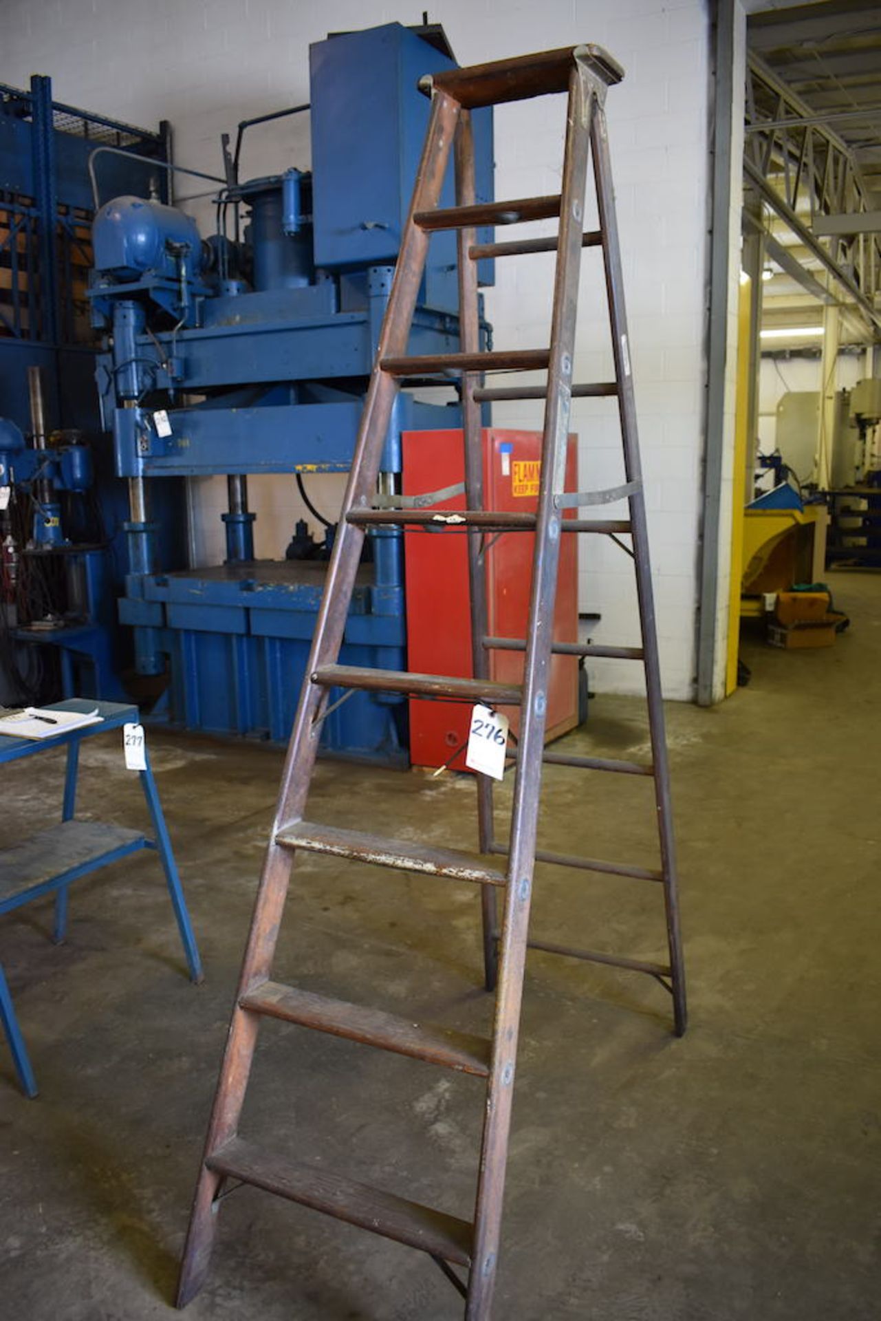 BLUE RIBBON LADDER WOOD STEP LADDER