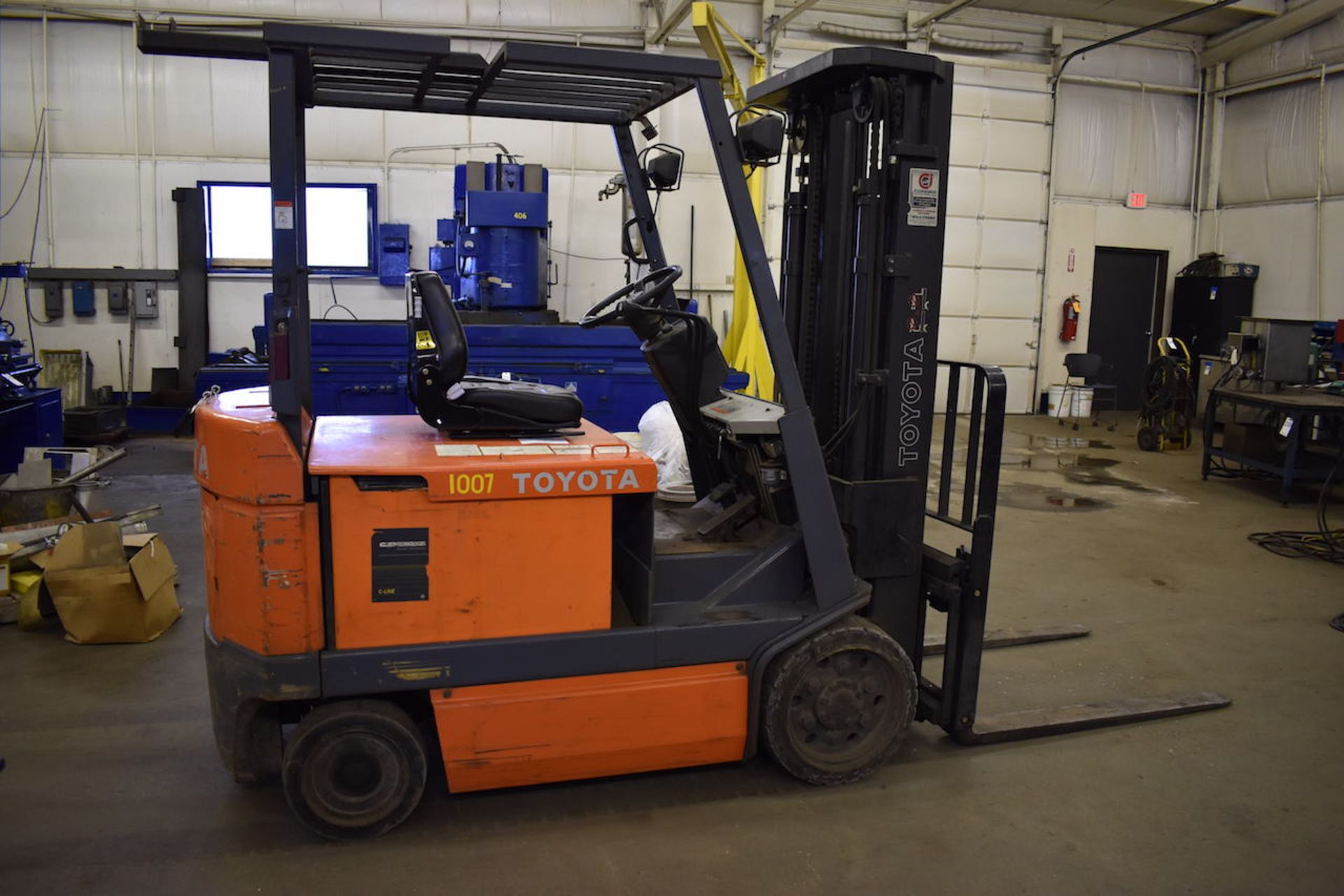 TOYOTA 5,820 LB. CAP. MODEL 5FBCU30 ELECTRIC FORK LIFT TRUCK: S/N 60366; W/Side Shift; 3-Stage Mast; - Image 7 of 8