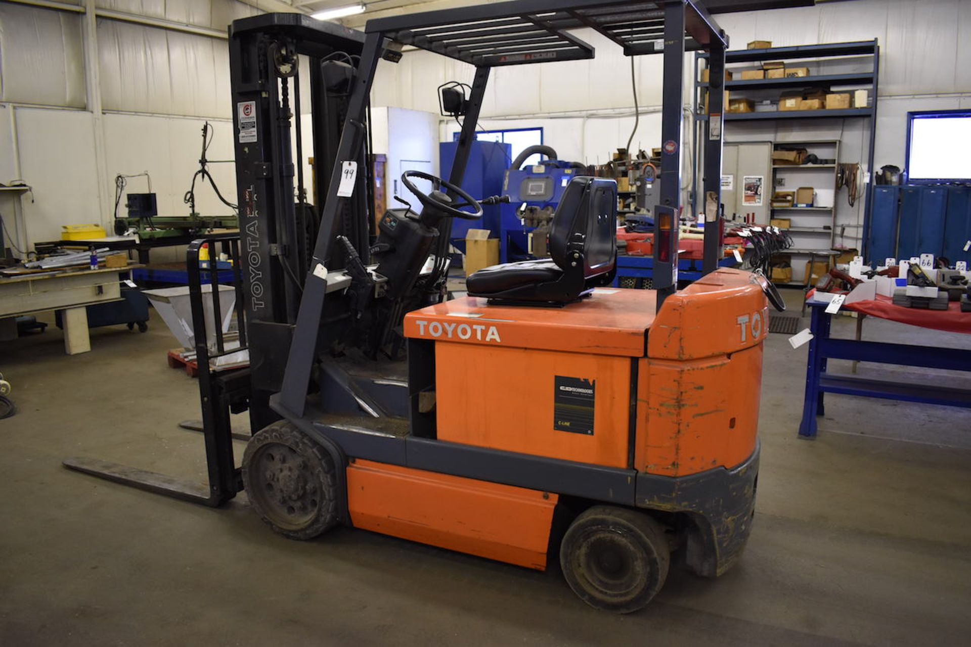 TOYOTA 5,820 LB. CAP. MODEL 5FBCU30 ELECTRIC FORK LIFT TRUCK: S/N 60366; W/Side Shift; 3-Stage Mast; - Image 6 of 8