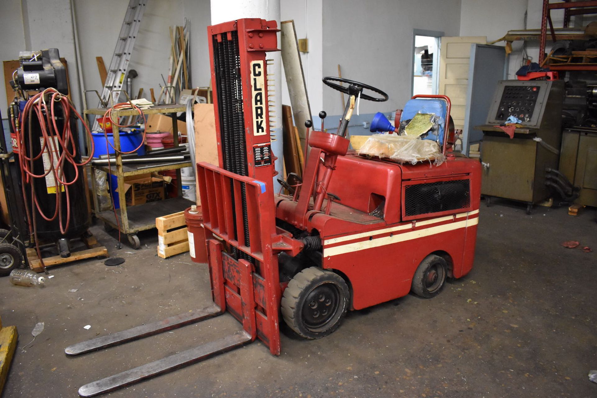 CLARK 2500LB CAP. MODEL CE2524 LP FORKLIFT TRUCK: S/N W087; 36” FORKS; SOLID TIRES.