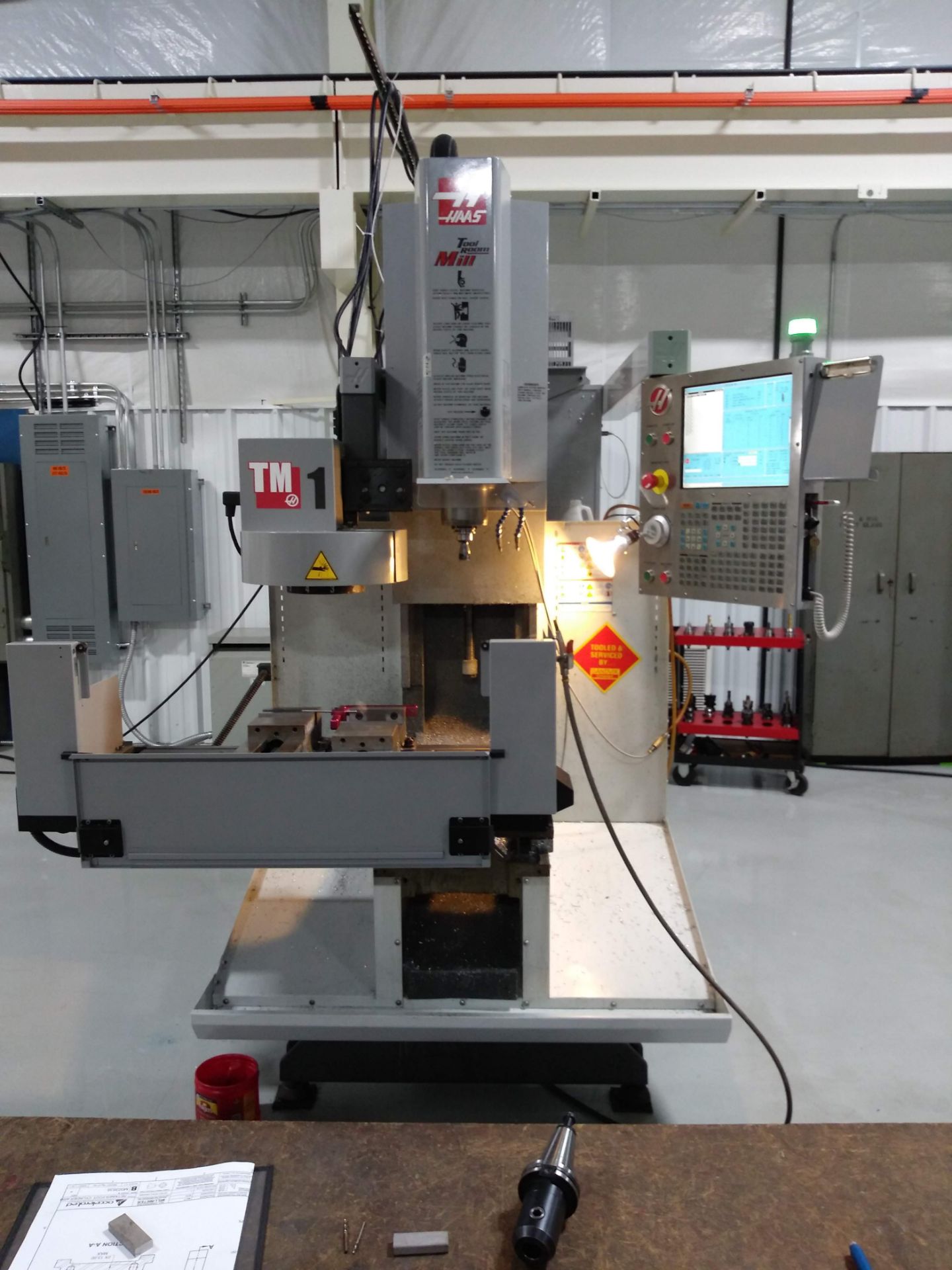 2010 HAAS MODEL TM-1 CNC TOOLROOM MILL: S/N 1078620; 10-POSITION AUTOMATIC TOOL CHANGER; 40 TAPER; - Image 2 of 11