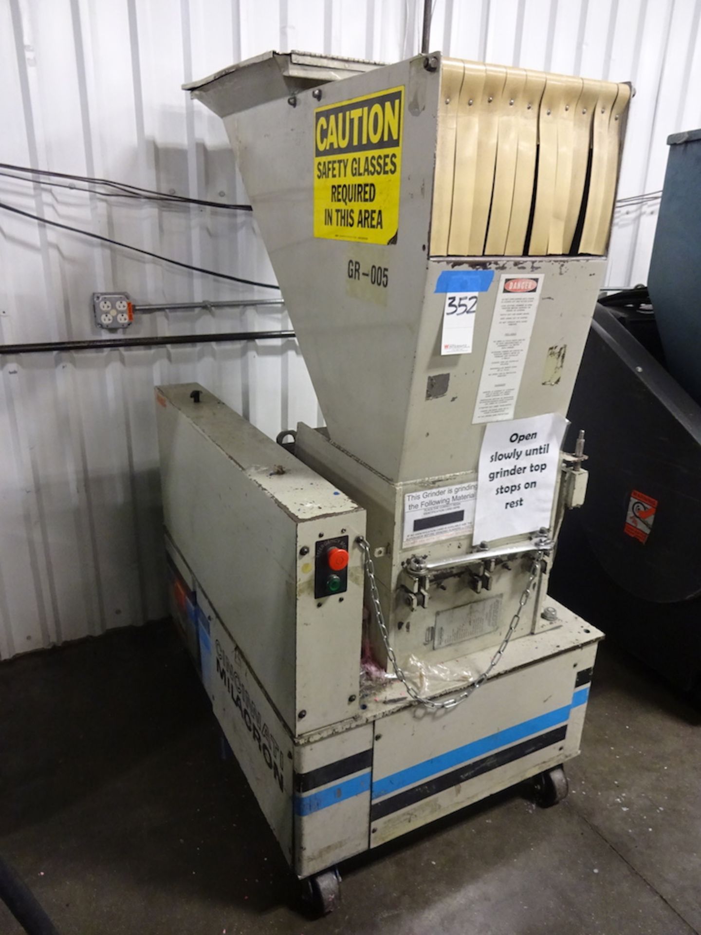 Cincinnati Milacron 10 HP Model 1116 SPL Plastic Granulator, S/N 1116SPL3935A01-95 (1995), 16 in.