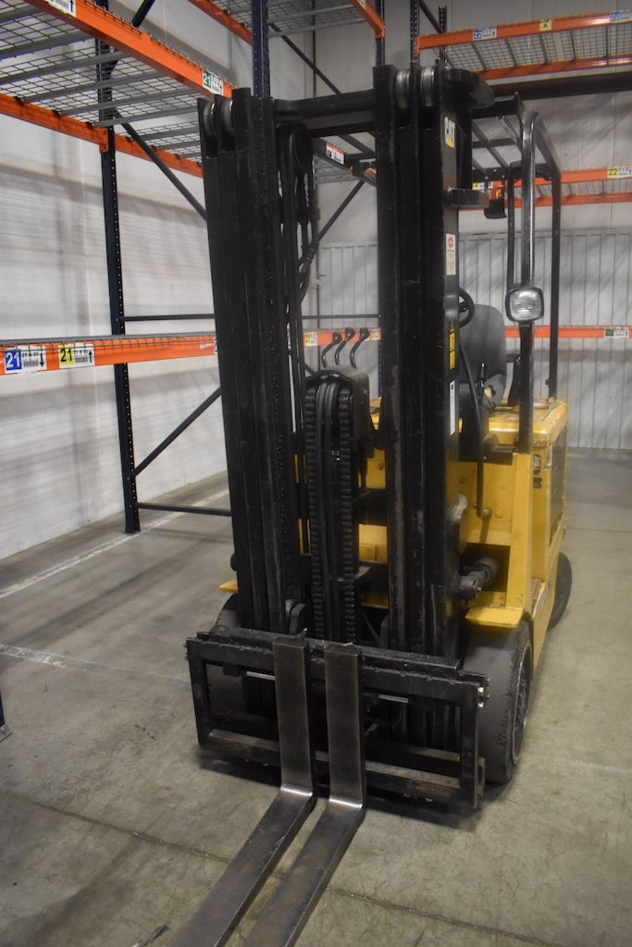 Caterpillar 5000Lb. Cap. Model 2EC25 Electric Forklift Truck: S/N N/A, Side Shift, 3-Stage Mast, - Image 2 of 9