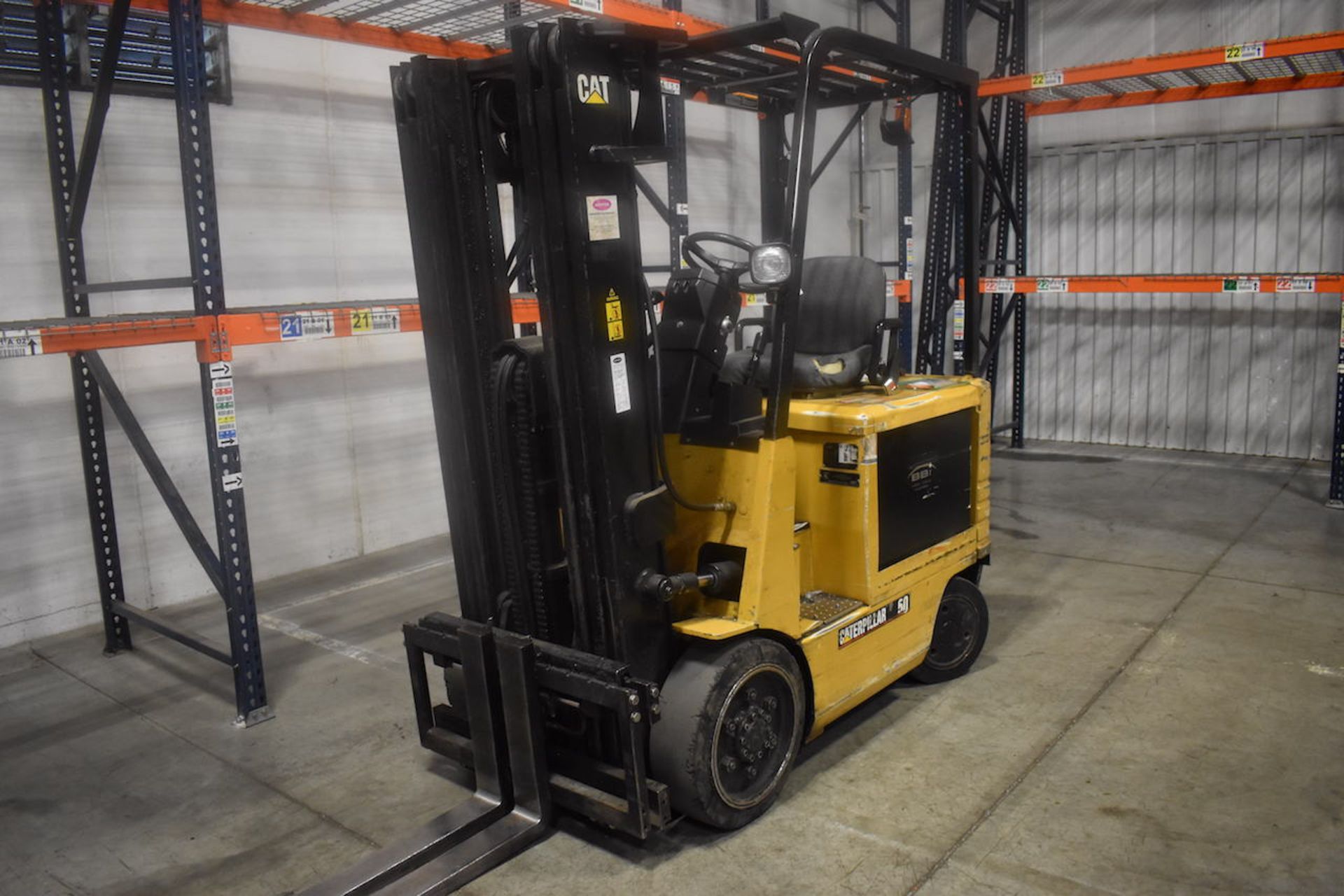 Caterpillar 5000Lb. Cap. Model 2EC25 Electric Forklift Truck: S/N N/A, Side Shift, 3-Stage Mast, - Image 8 of 9
