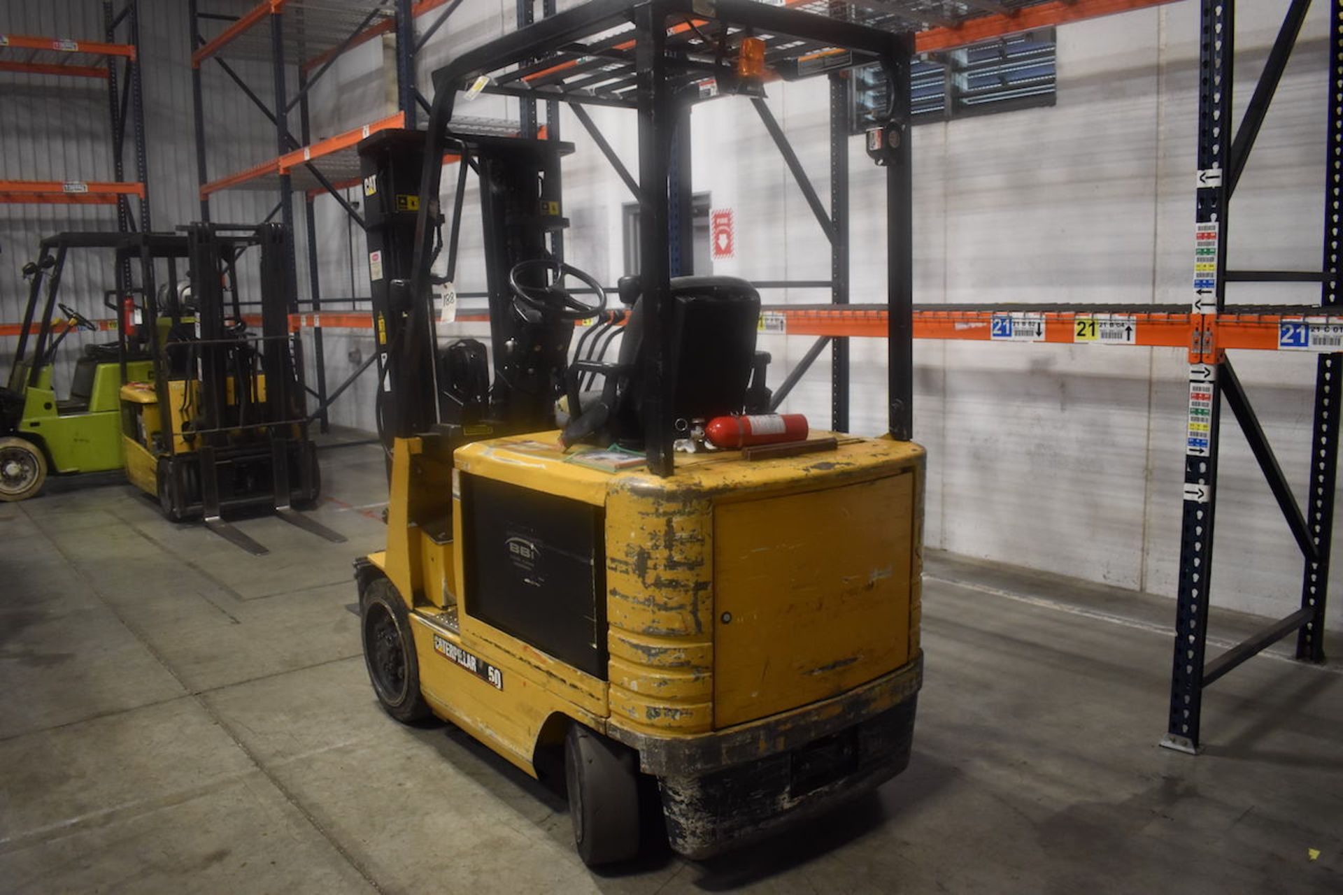 Caterpillar 5000Lb. Cap. Model 2EC25 Electric Forklift Truck: S/N N/A, Side Shift, 3-Stage Mast, - Image 3 of 9