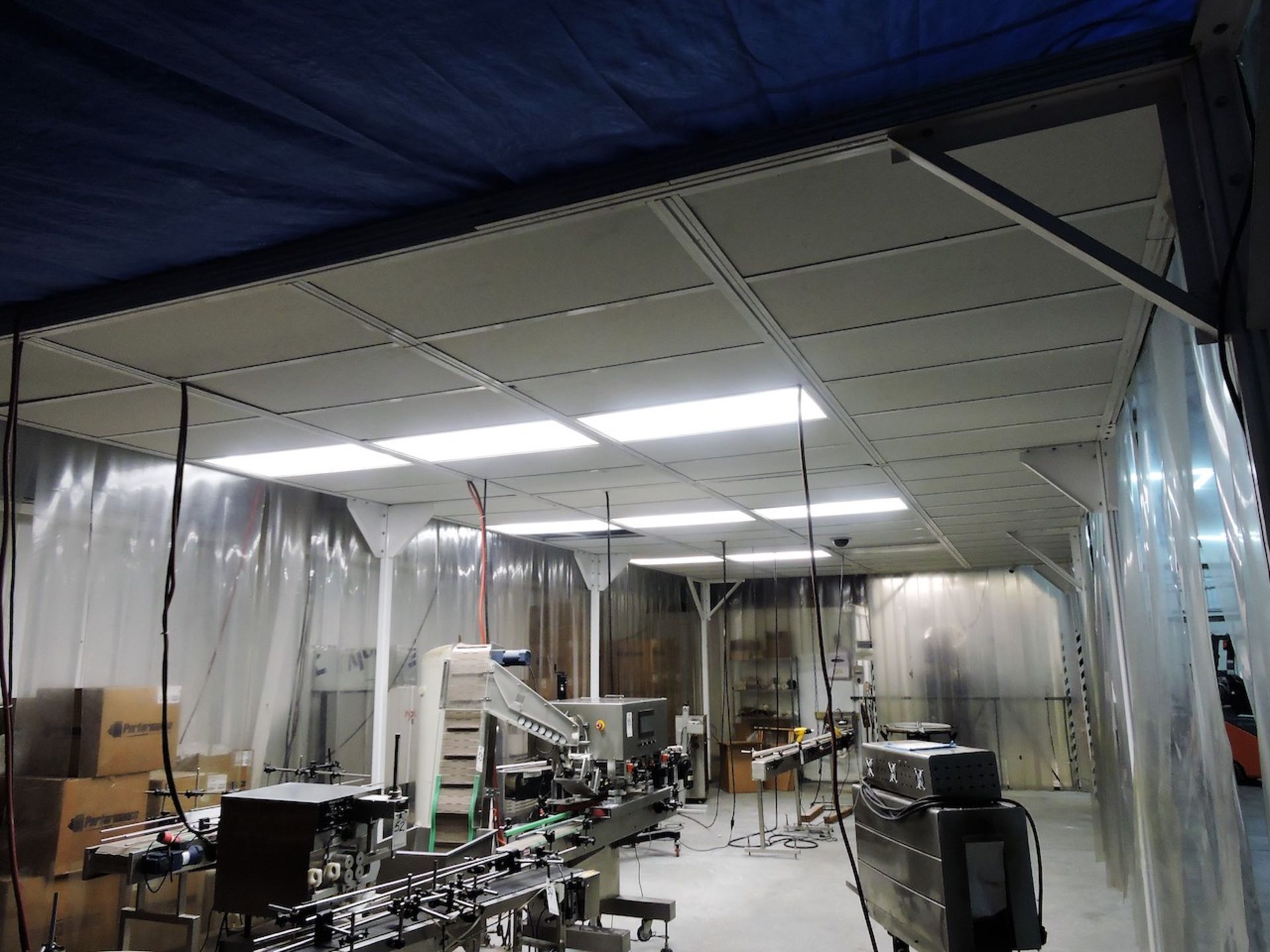 AIR PRODUCTS SOFTWALL CLEAN ROOM 16 FT X 48 FT WITH 40 FT OF LIGHTING AND CEILING - Image 8 of 9
