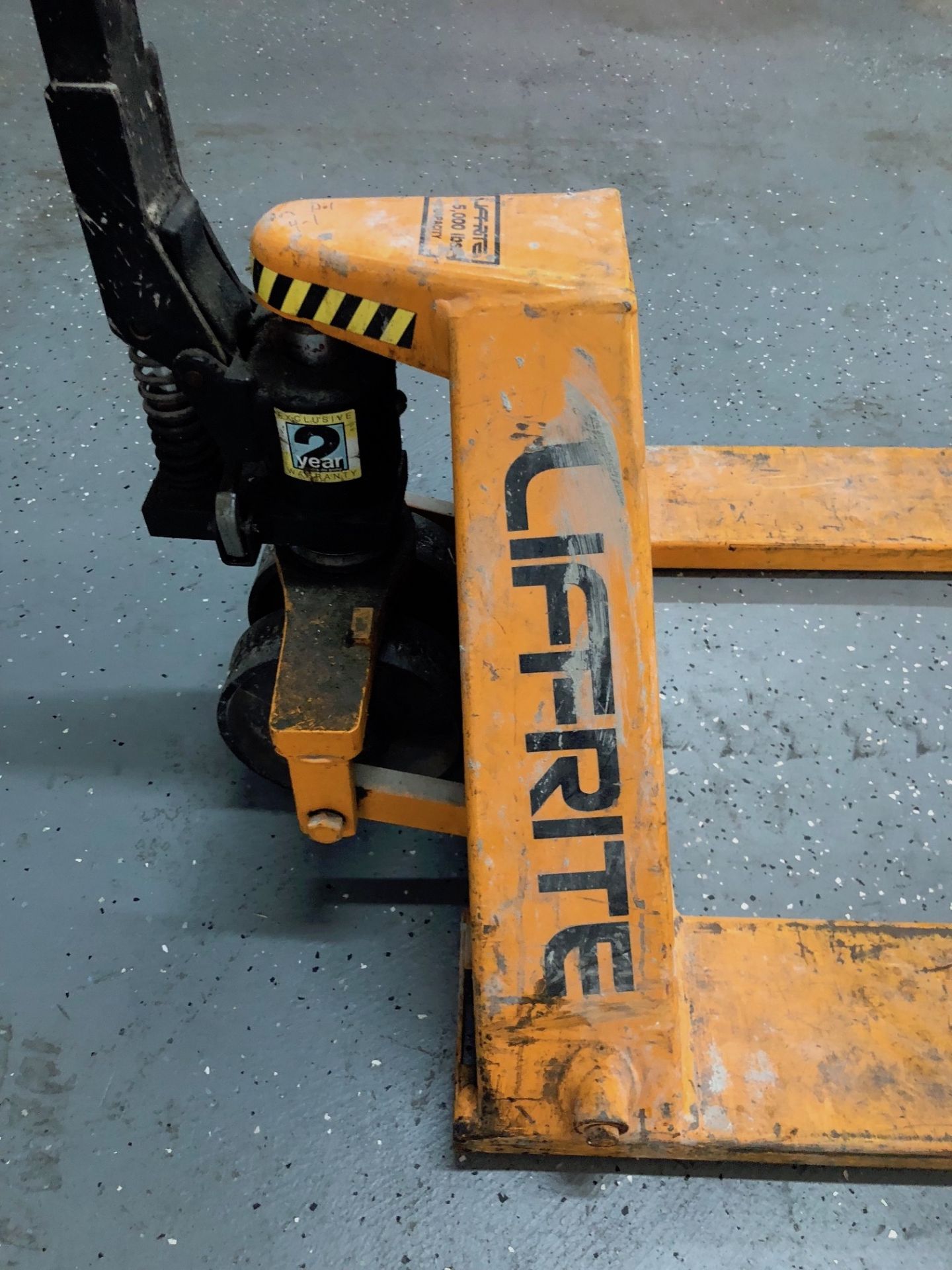 LIFTRITE 5000 LB PALLET JACK - Image 2 of 3