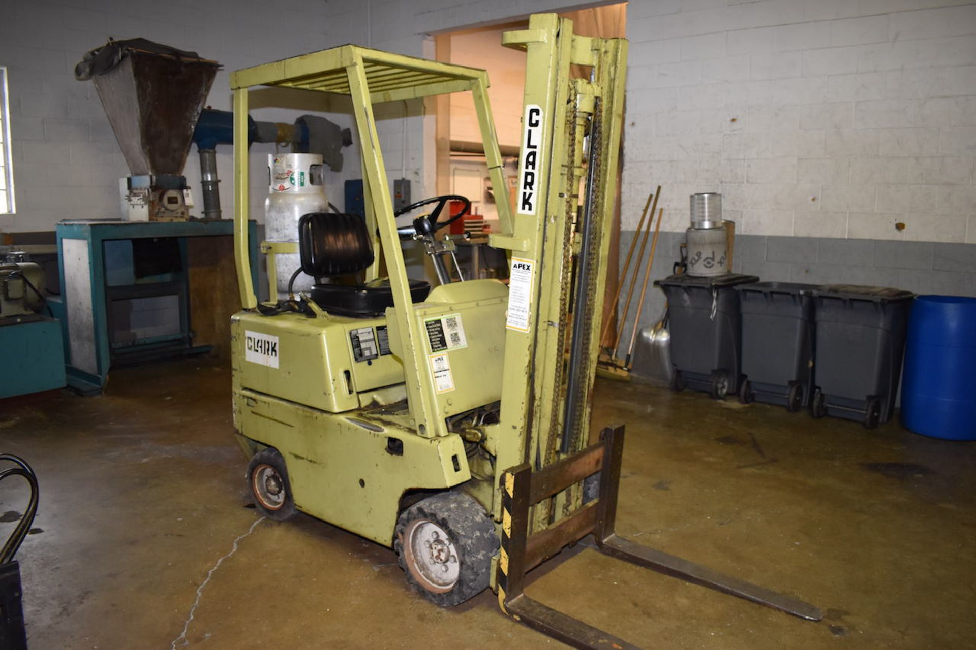 CLARK 2500LB. MODEL C500 25 LP FORKLIFT TRUCK: S/N 235 971 3676 877; - Image 3 of 11