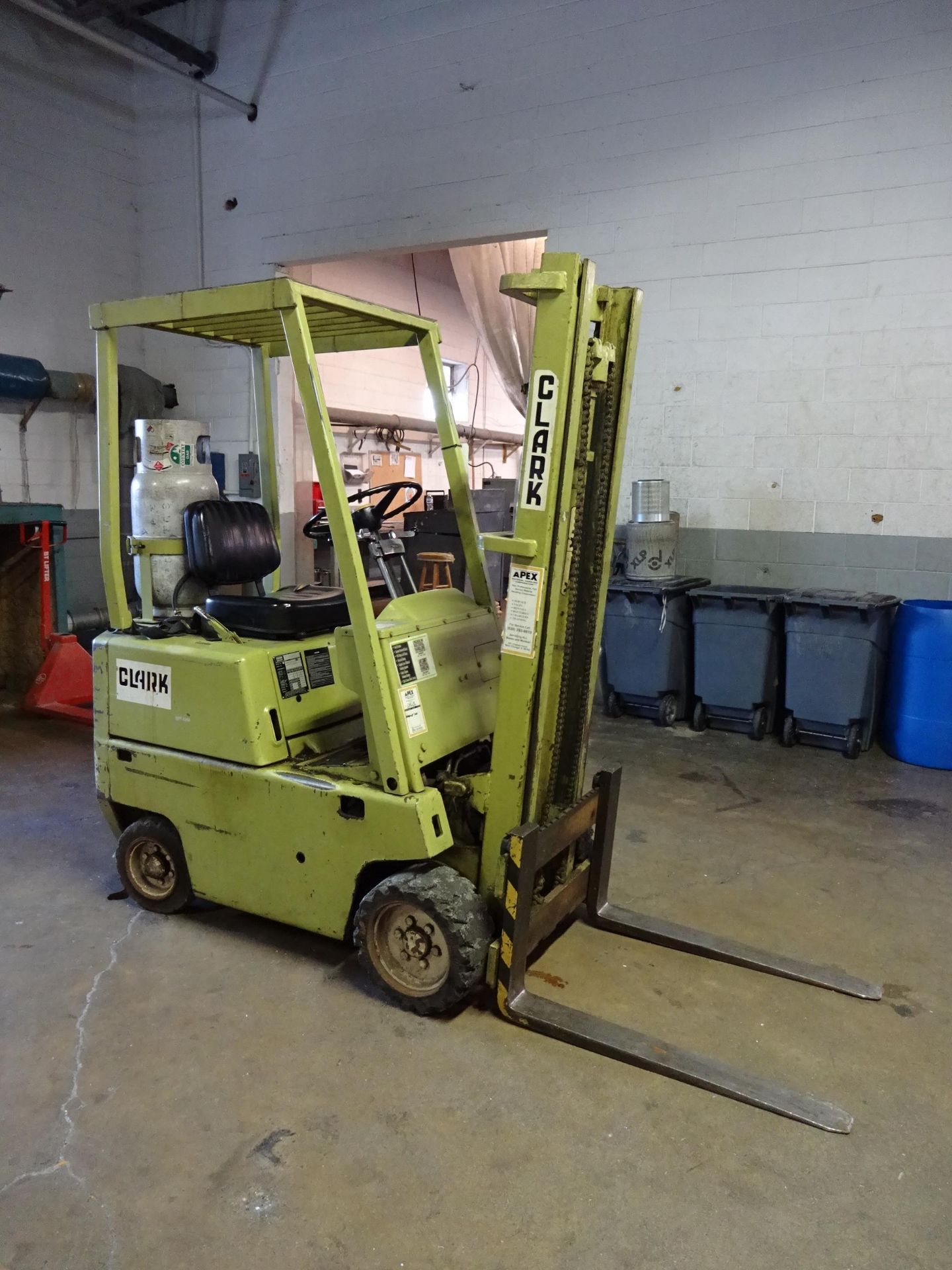 CLARK 2500LB. MODEL C500 25 LP FORKLIFT TRUCK: S/N 235 971 3676 877; - Image 9 of 11