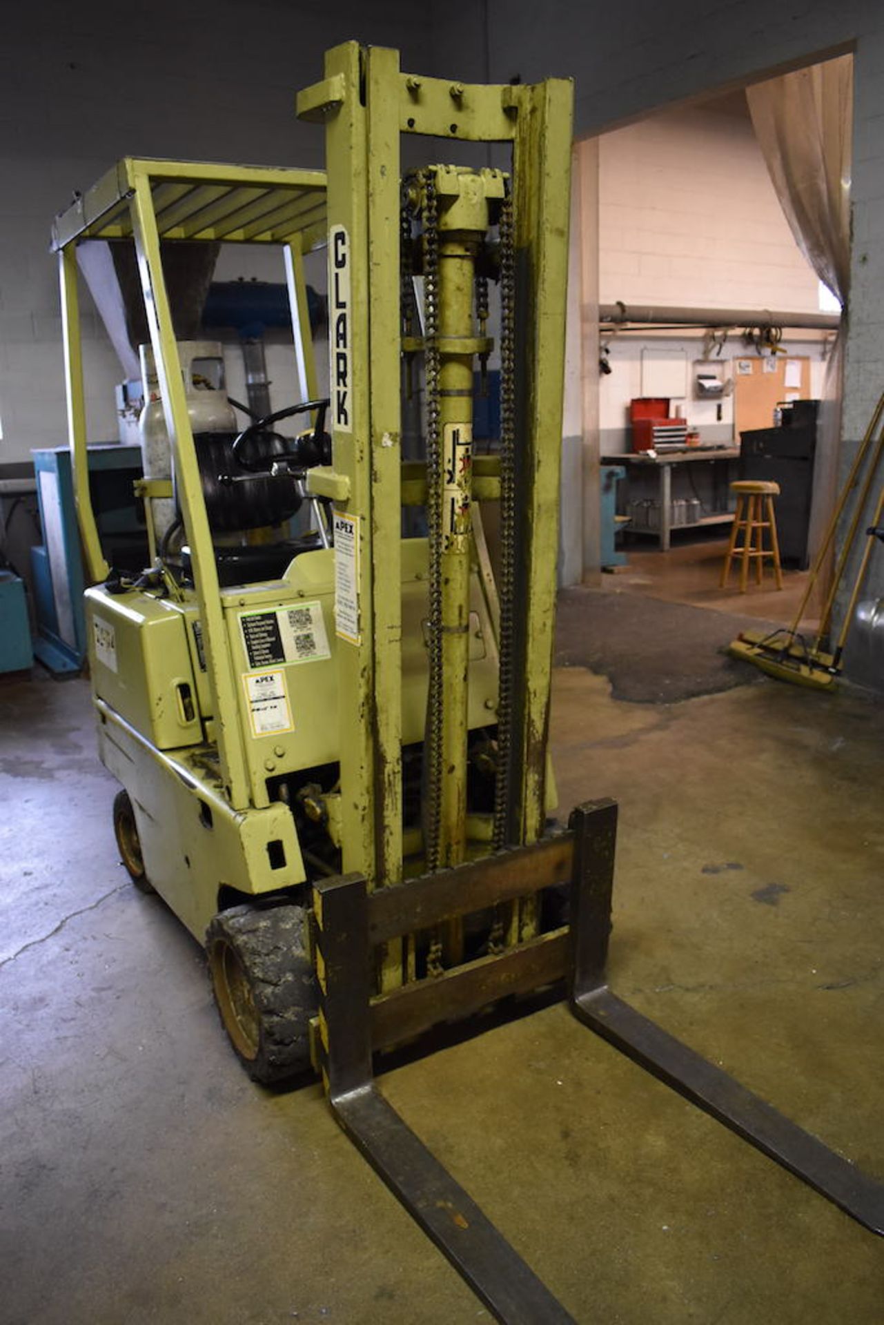 CLARK 2500LB. MODEL C500 25 LP FORKLIFT TRUCK: S/N 235 971 3676 877; - Image 6 of 11