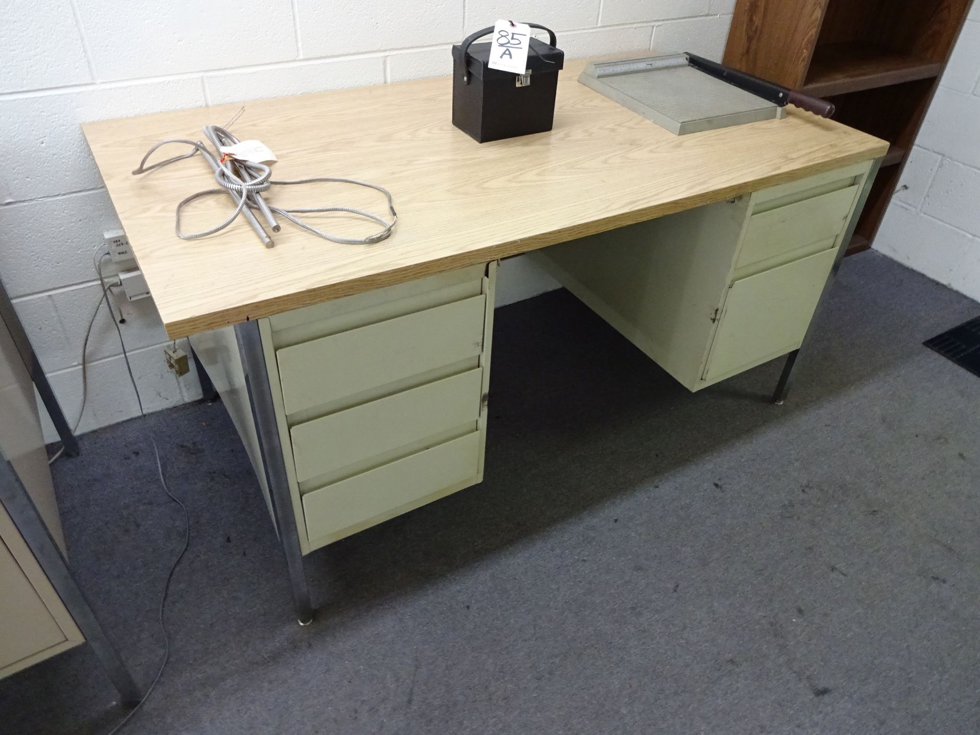 table, 2 desks, wood shelf - Image 3 of 4