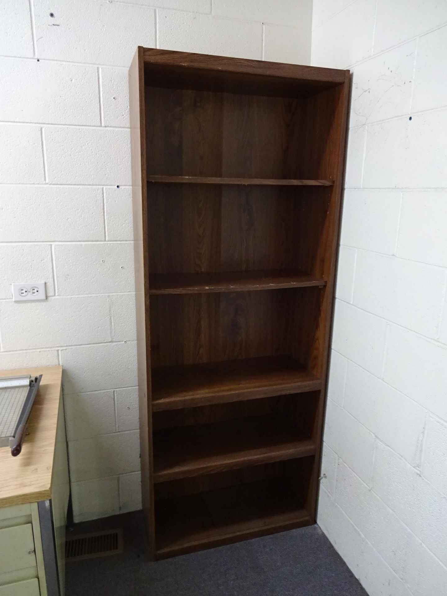 table, 2 desks, wood shelf - Image 4 of 4