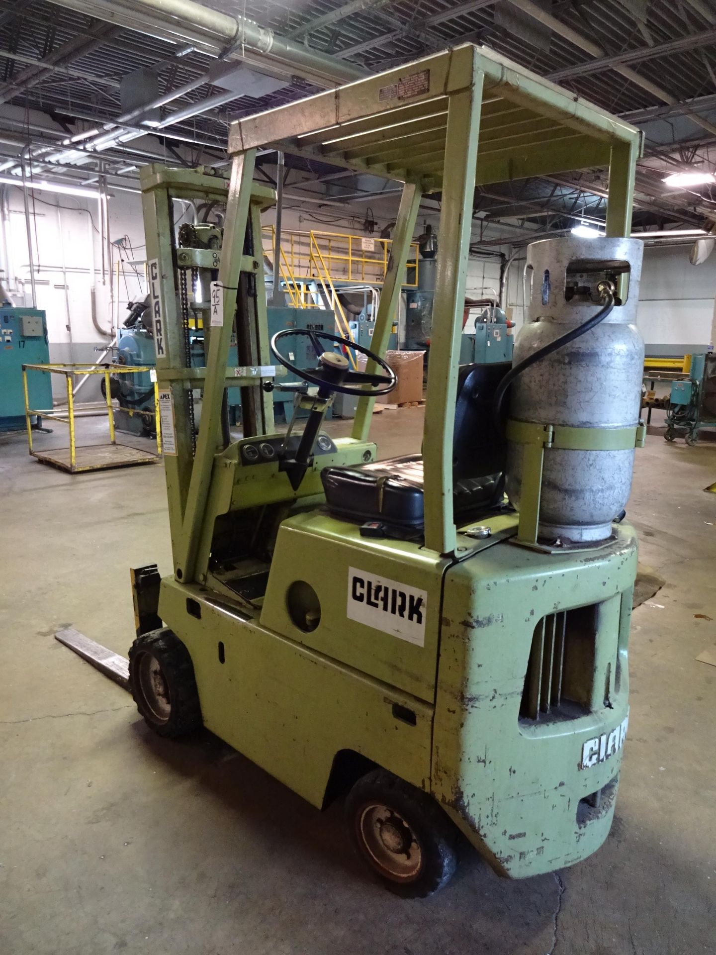 CLARK 2500LB. MODEL C500 25 LP FORKLIFT TRUCK: S/N 235 971 3676 877; - Image 11 of 11