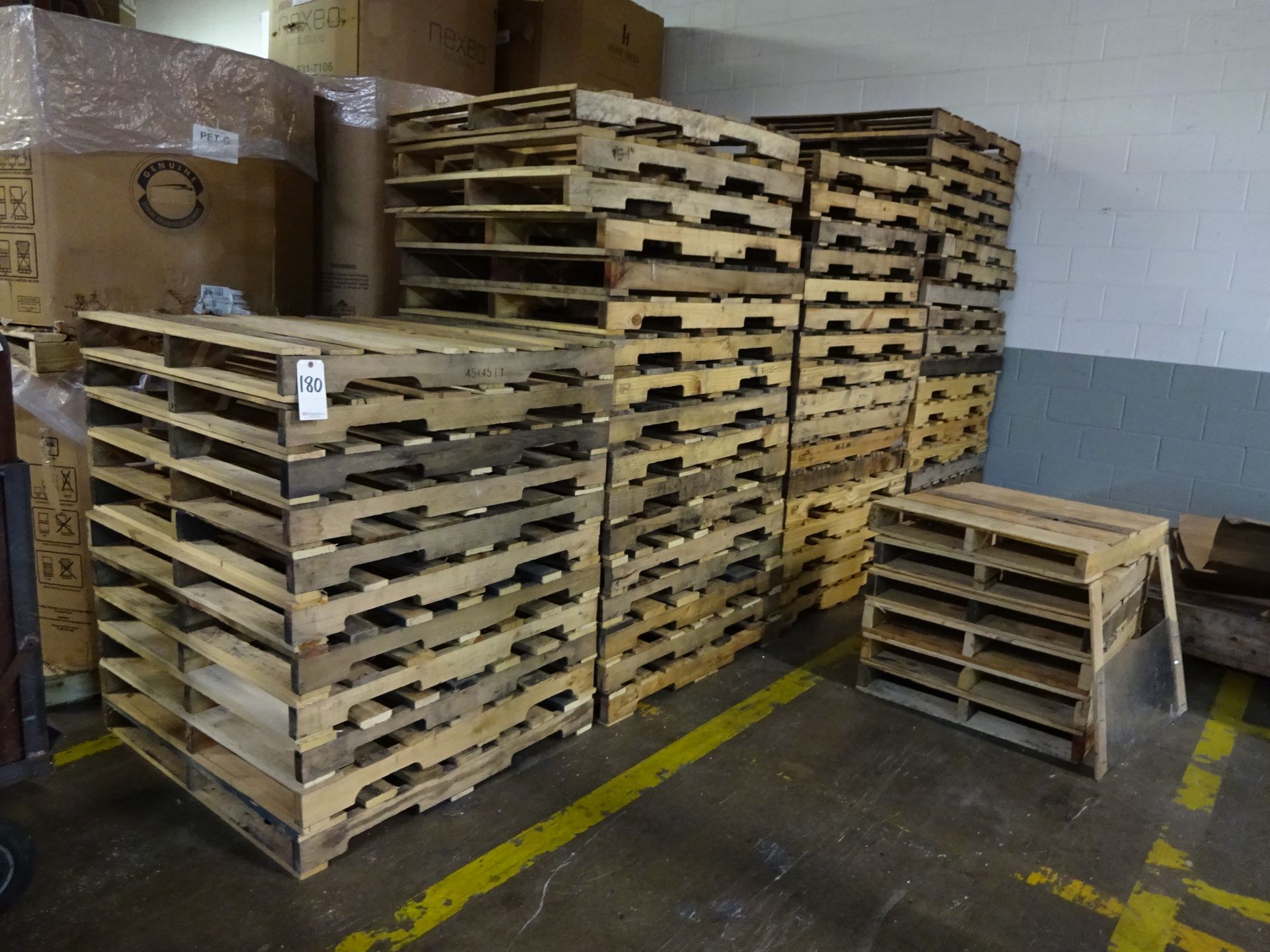 Lot: approximately 80 wooden skids