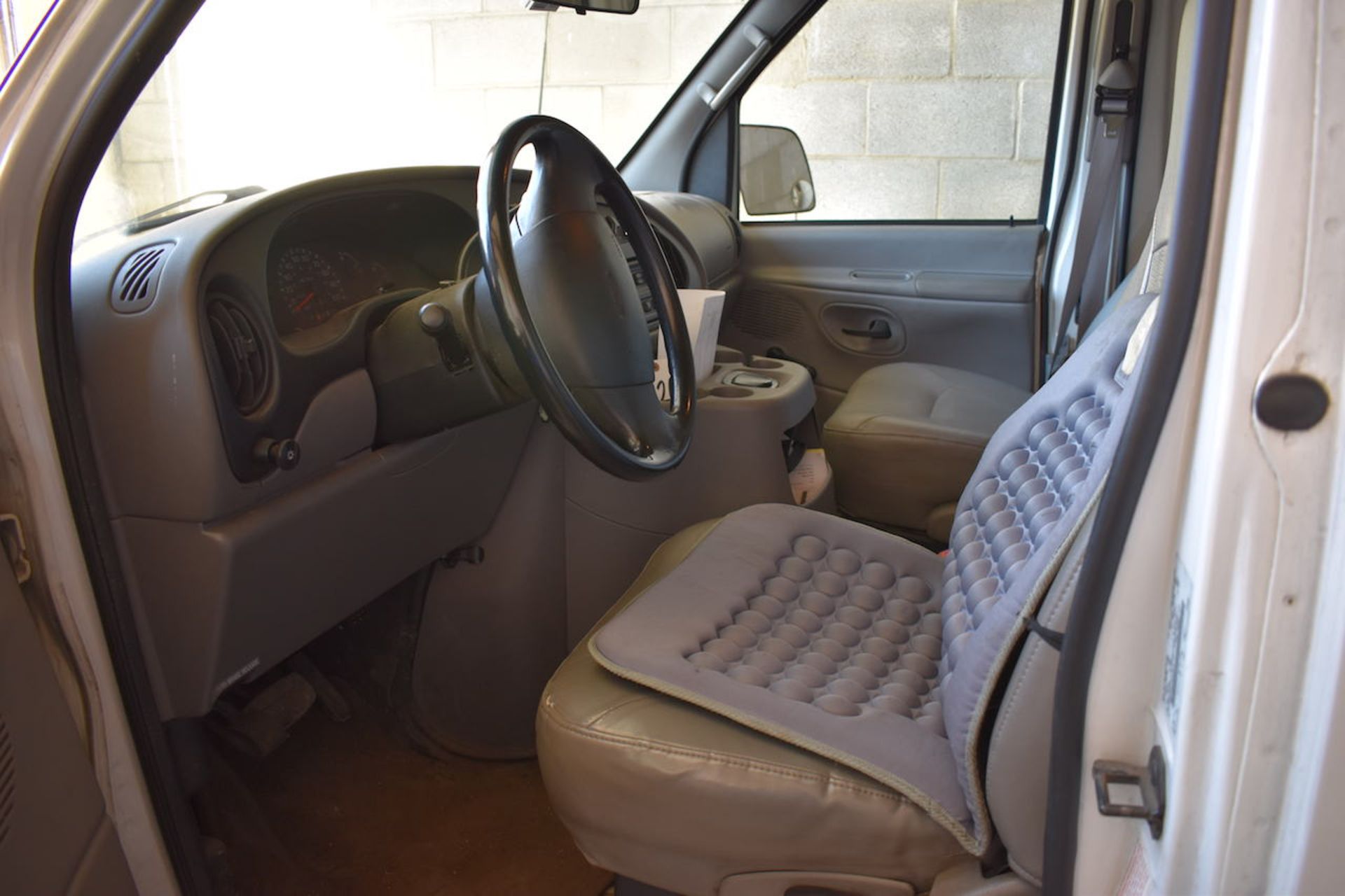2001 Ford E-350 Cargo Van, VIN 1FTRE14201HB52213, 107,921 miles indicated, A/C, AM/FM Radio, Roll-up - Image 5 of 12