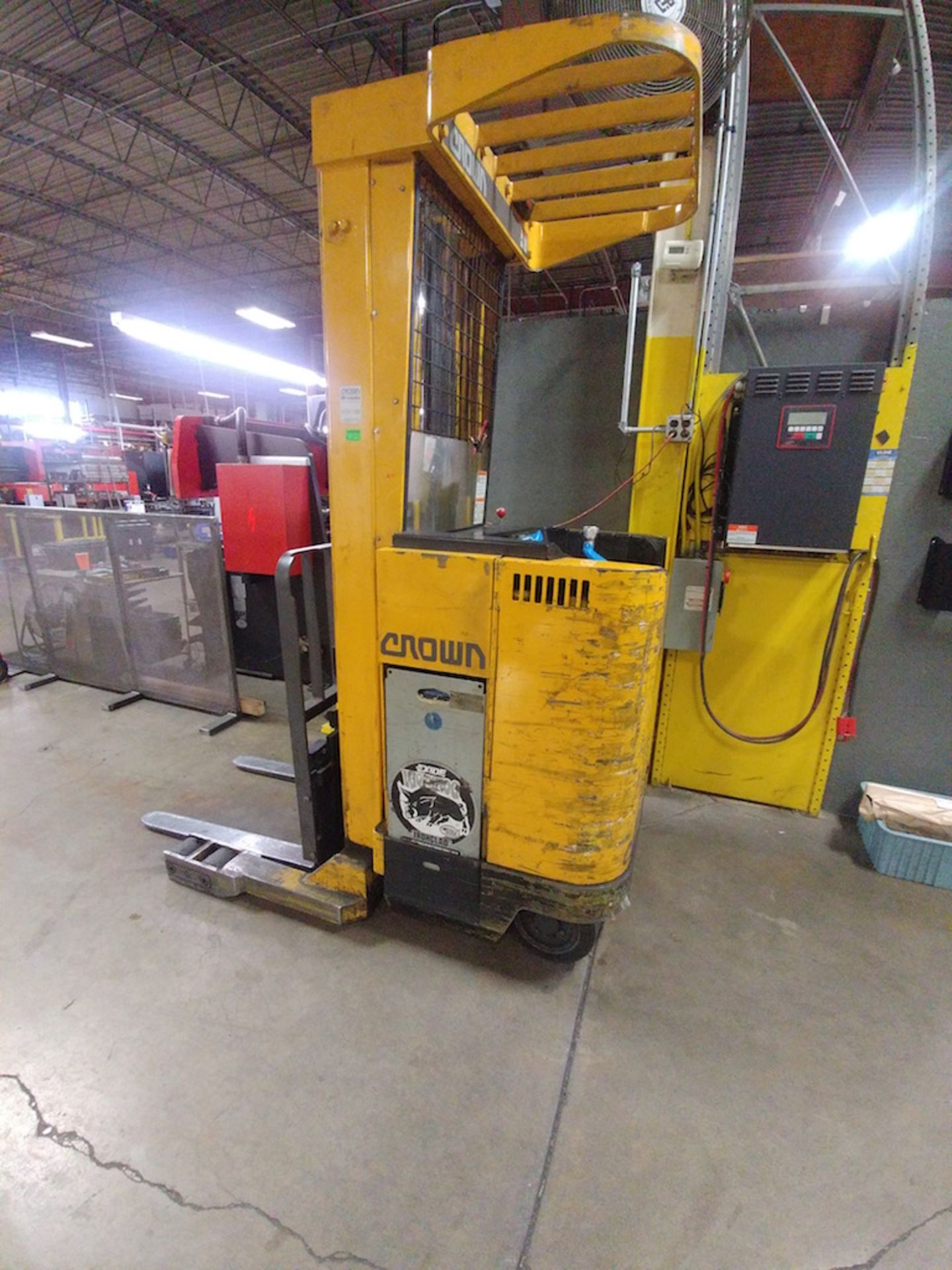 CROWN 3500LB. CAP. MODEL 35RRTH ELECTRIC NARROW AISLE STACKER: S/N W-33059 (LOCATION - LOMBARD, IL) - Image 2 of 4