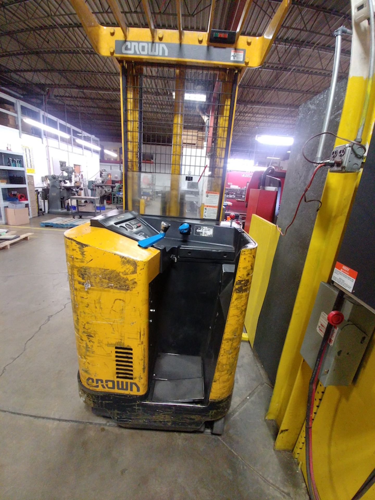 CROWN 3500LB. CAP. MODEL 35RRTH ELECTRIC NARROW AISLE STACKER: S/N W-33059 (LOCATION - LOMBARD, IL)