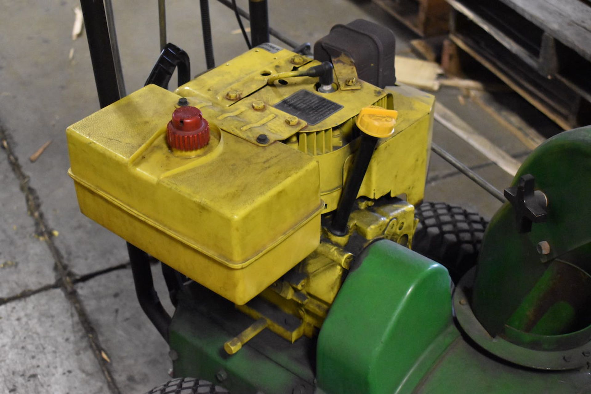 JOHN DEERE 32 IN. MODEL 1032 GAS POWERED SNOW BLOWER S/N M01032X538906 - Image 3 of 6