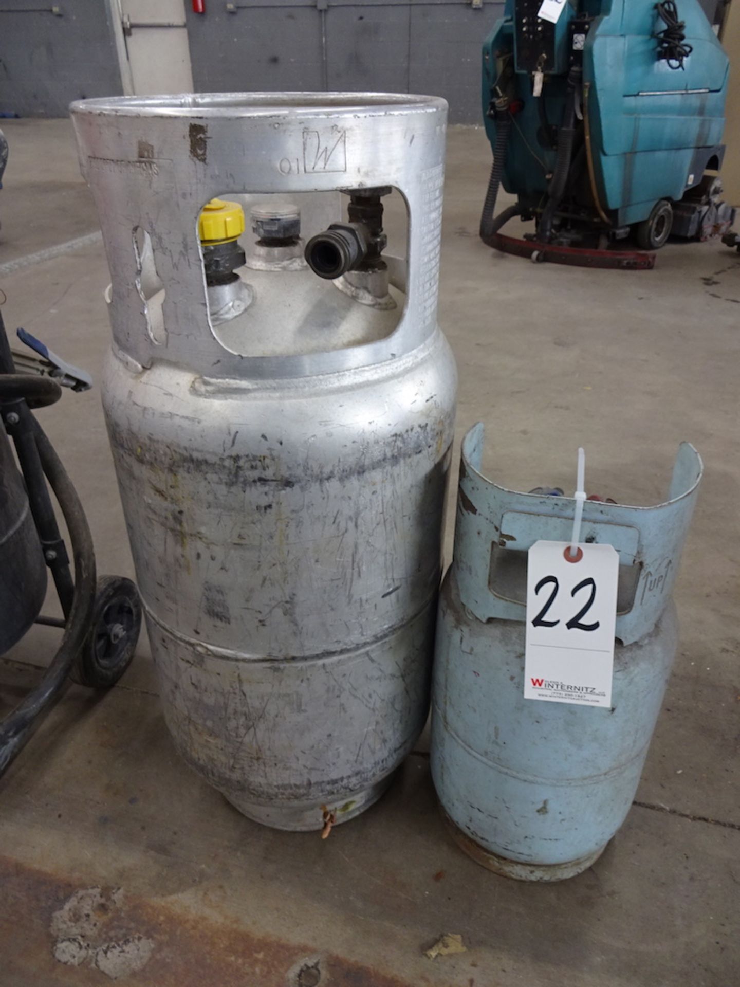 LOT: (2) ASSORTED LIQUID PROPANE TANKS