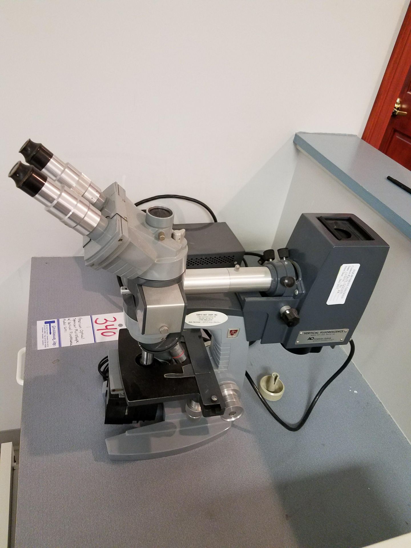 1 AMERICAN OPTICAL SPENCER MICROSCOPE w/ VERTICAL FLUORESCENCE MODEL 2071 - Image 2 of 4