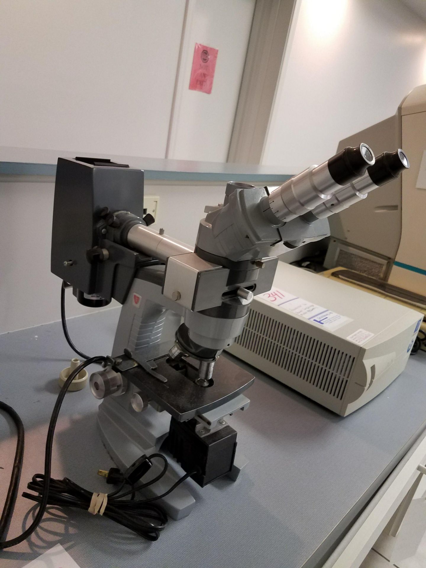 1 AMERICAN OPTICAL SPENCER MICROSCOPE w/ VERTICAL FLUORESCENCE MODEL 2071 - Image 4 of 4