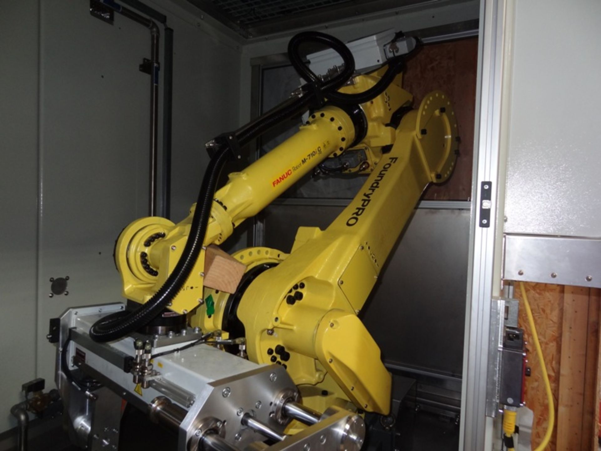 FANUC M710iC/70 FOUNDRY PRO ROBOTIC WET DEBURRING/POLISHING CELL, NEW IN CRATE, SN F92242 - Image 3 of 19