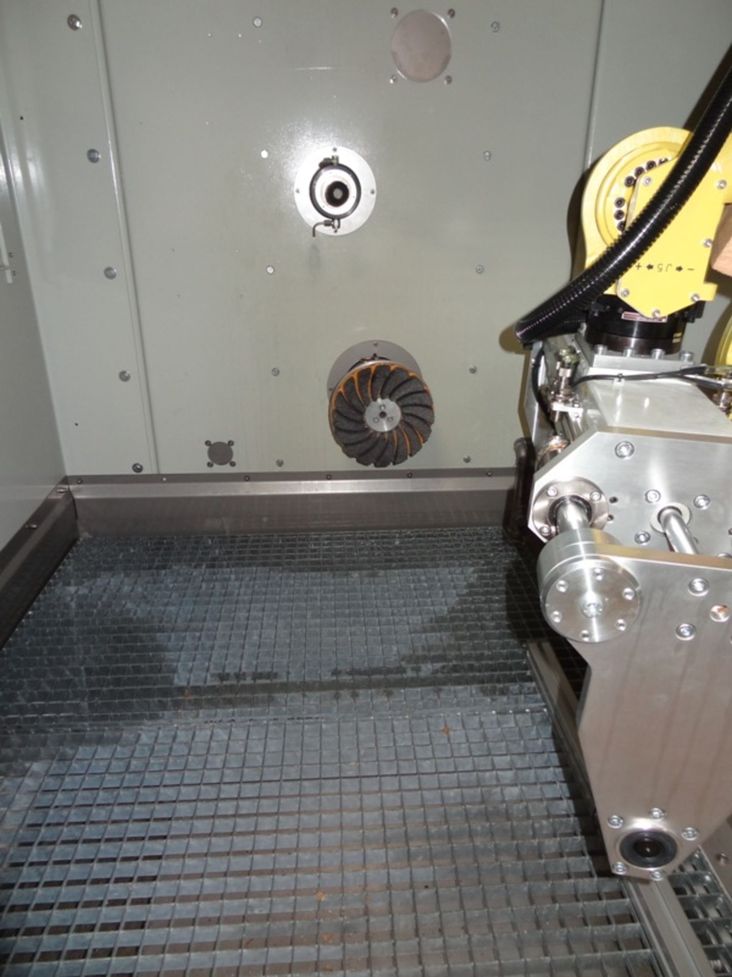 FANUC M710iC/70 FOUNDRY PRO ROBOTIC WET DEBURRING/POLISHING CELL, NEW IN CRATE, SN F92242 - Image 5 of 19