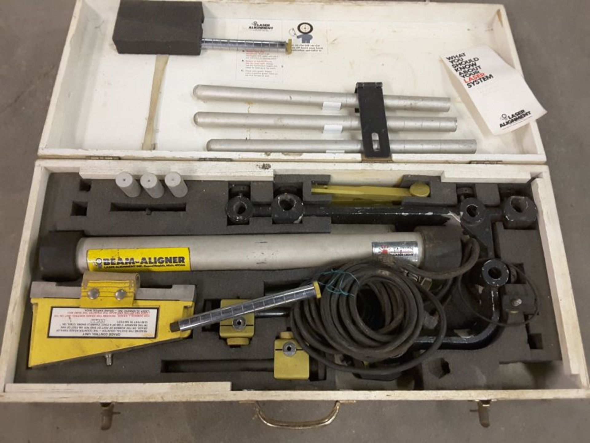 Beam aligner laser alignment tool with accessories in wooden case