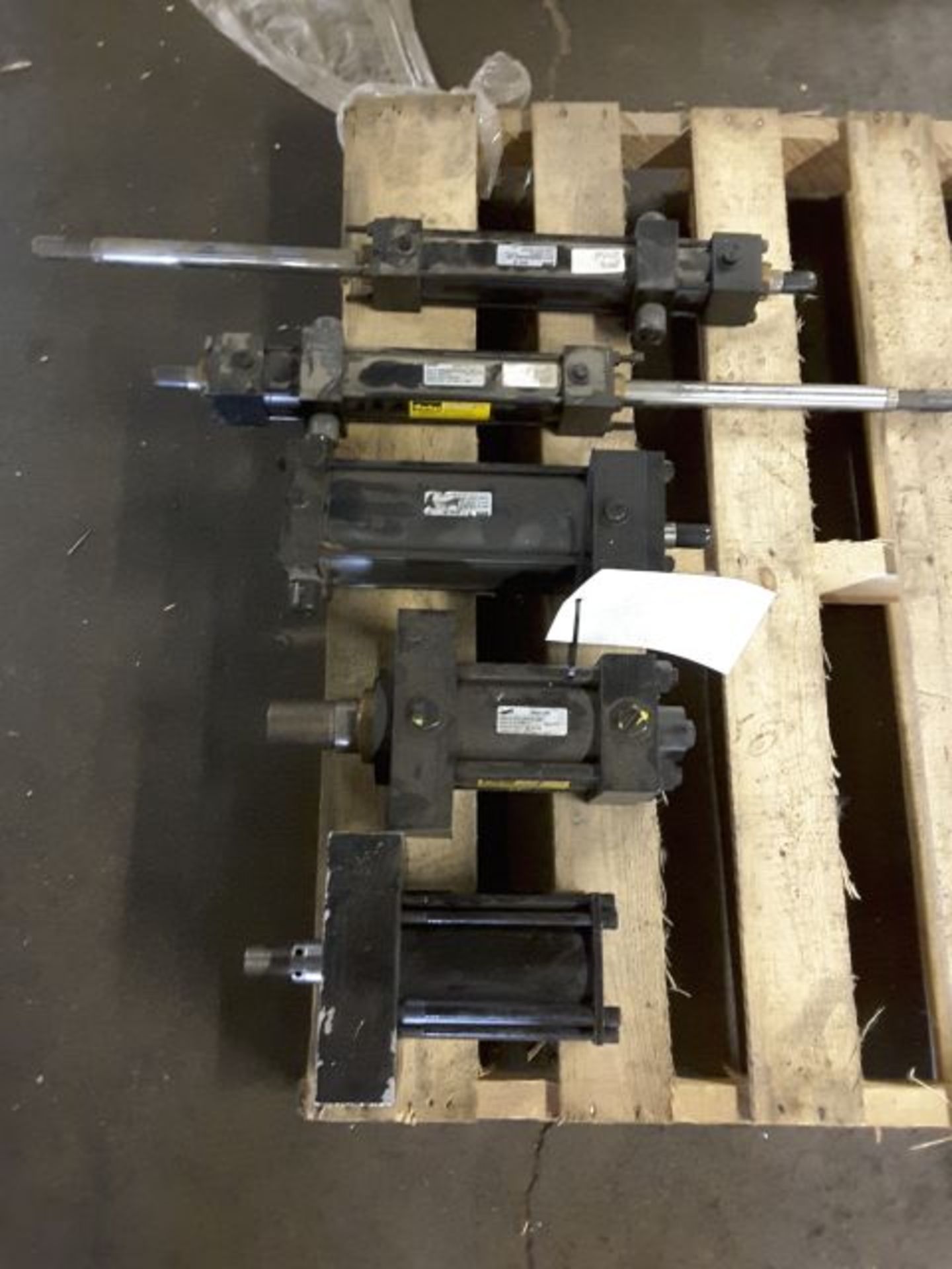 lot of 5 Parker hydraulic cylinders, mostly series 2A . This item is located @ 401 South Oakland