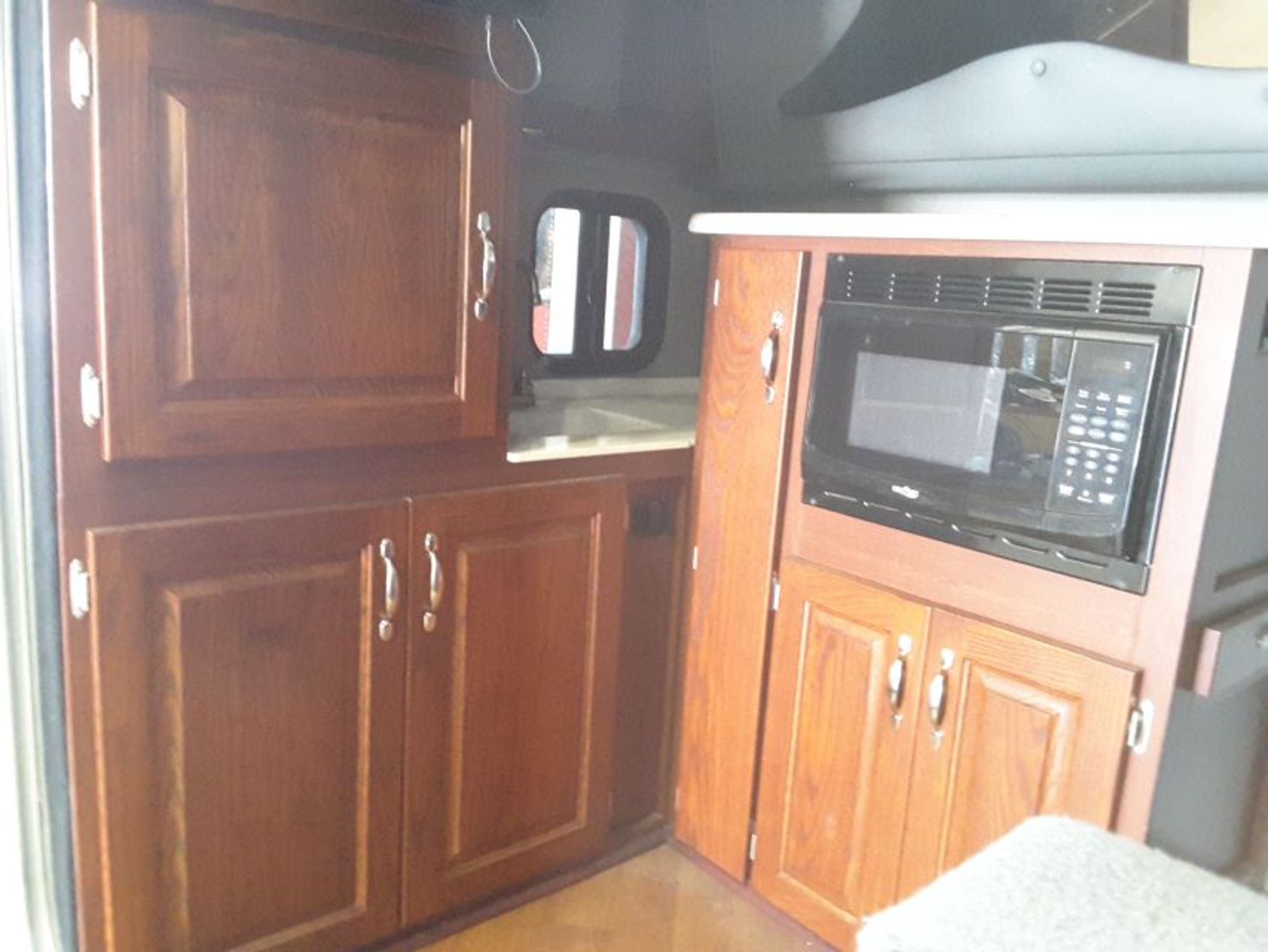 63" Peterbilt flat top sleeper unit with microwave, TV, sink and sofa - Image 4 of 5