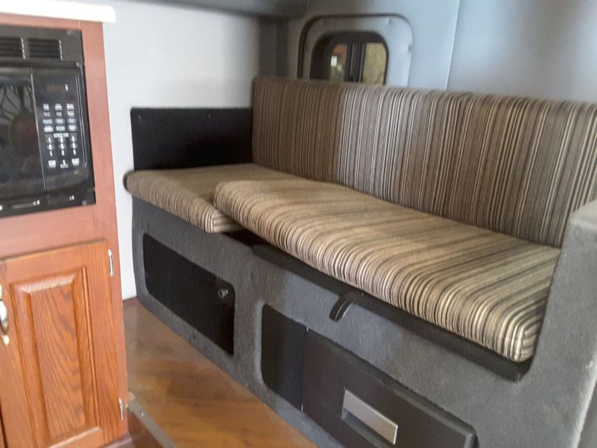 63" Peterbilt flat top sleeper unit with microwave, TV, sink and sofa - Image 5 of 5