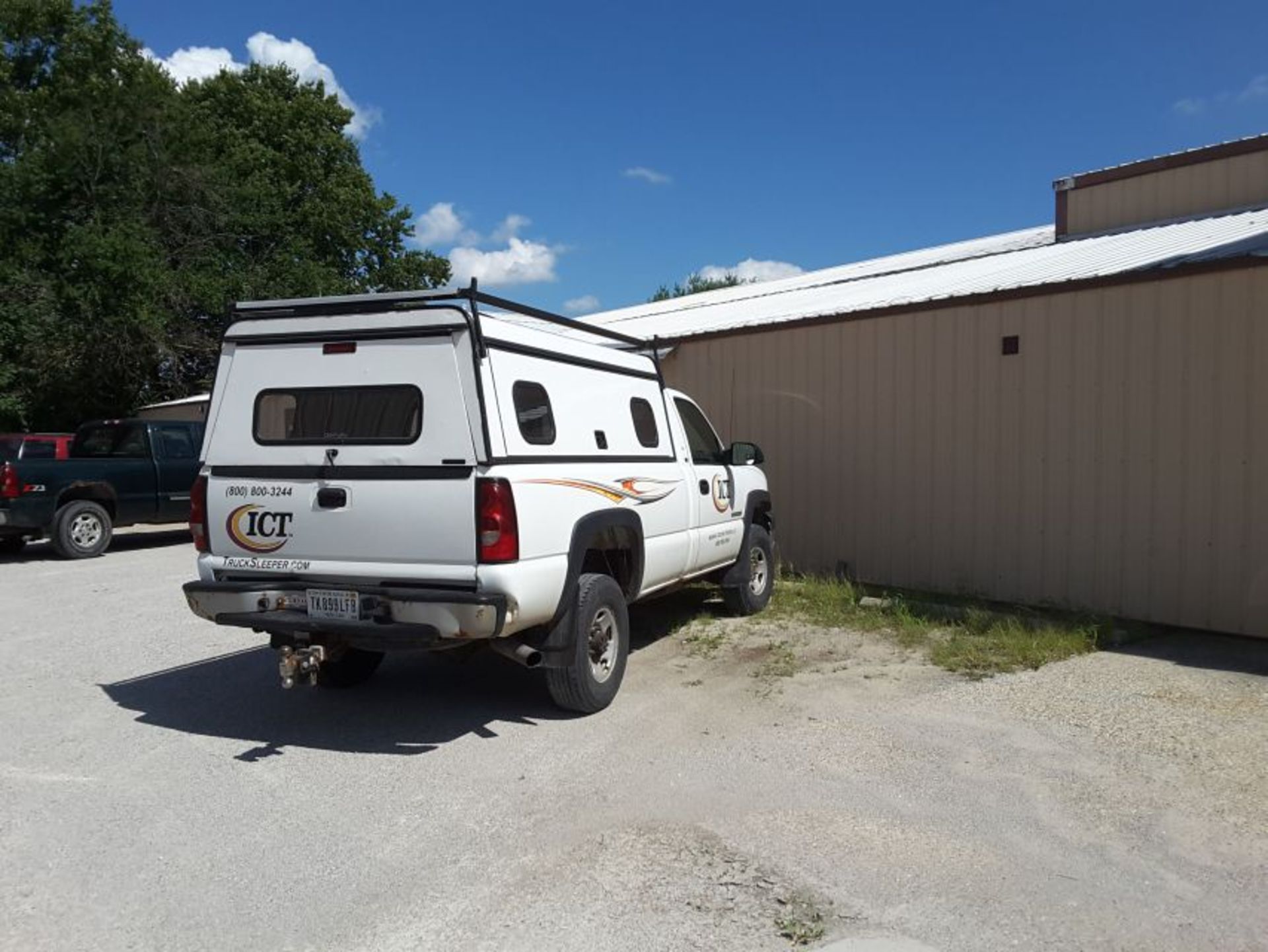 2004 Chevy 2500 HD 4 wheel drive pickup with 280,000 miles with truck aluminum cap also includes and - Image 3 of 4