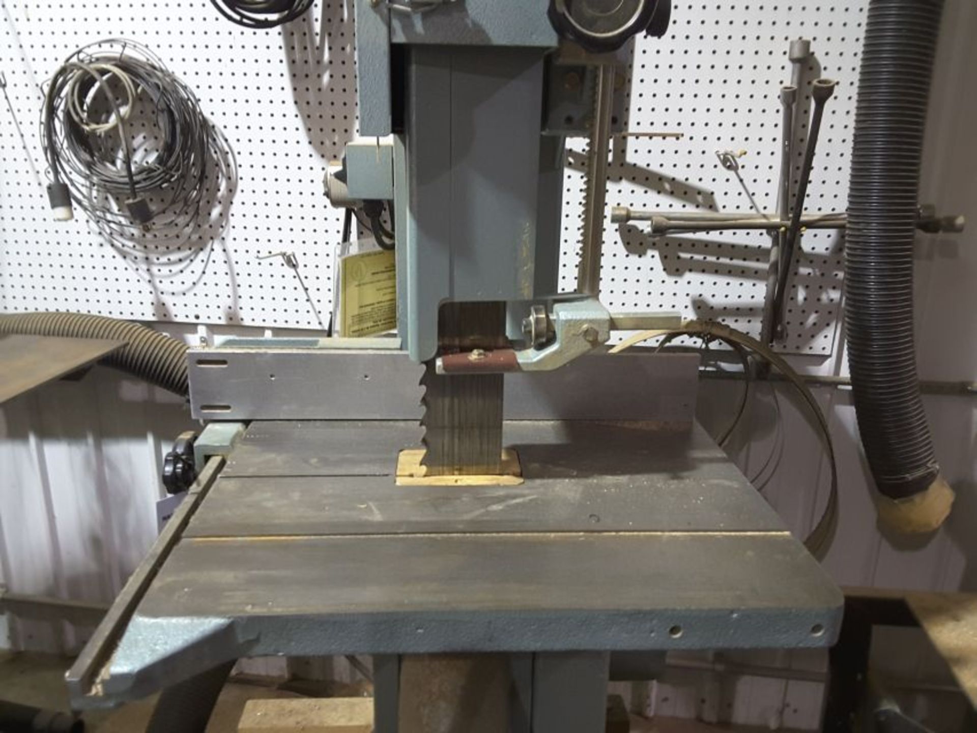 Hitachi model 3B75F bandsaw with 3" wide blade - Image 5 of 6