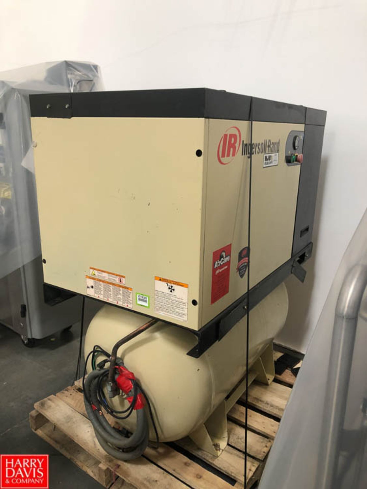 Ingersoll Rand 40 HP Screw Air Compressor, S/N: UN0032U03346 with 80 Gallon Tank Rigging Fee: 450