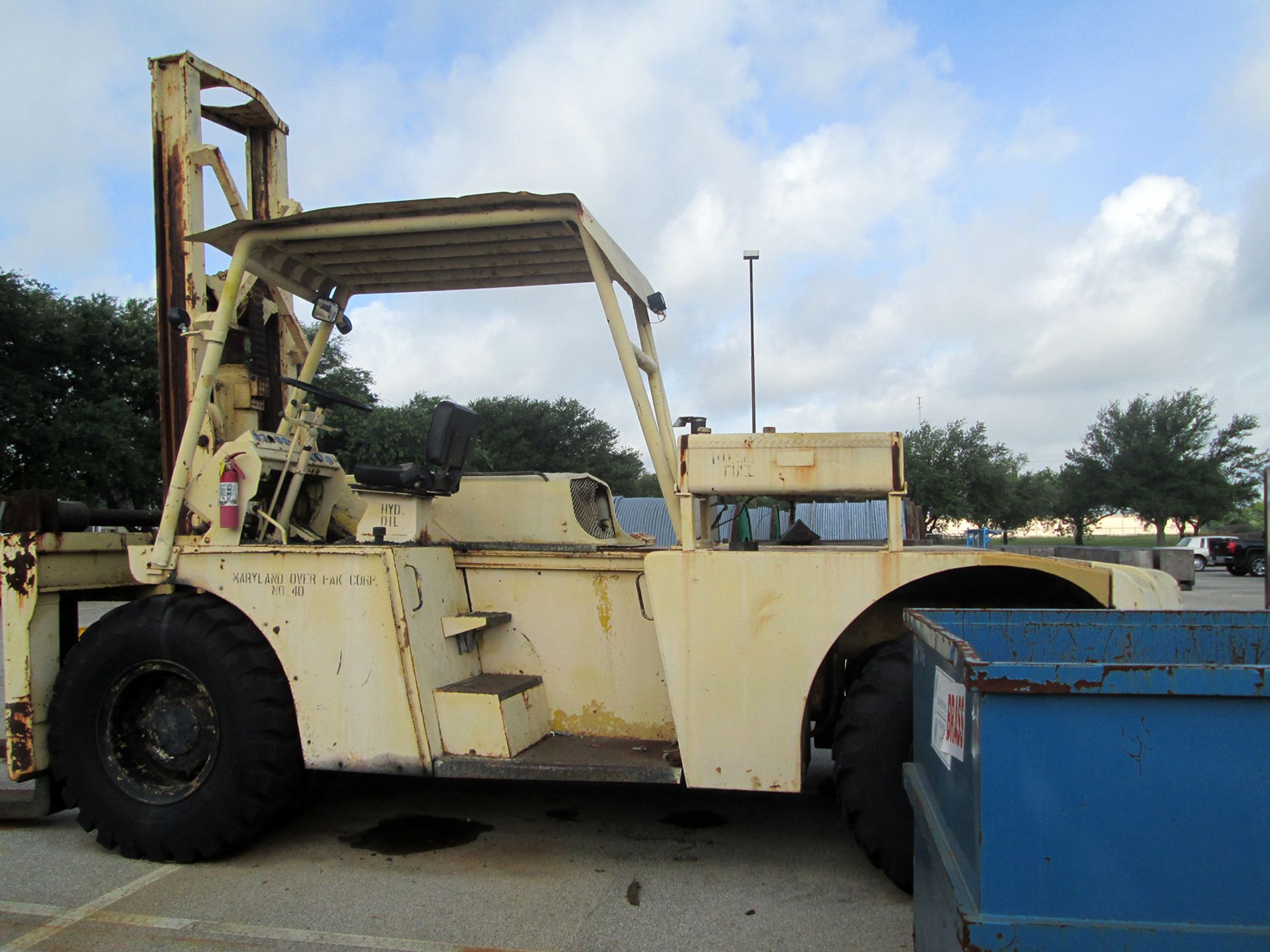 Clark 40,000 lb. Model CY400 Pneumatic Forklift - Image 3 of 4