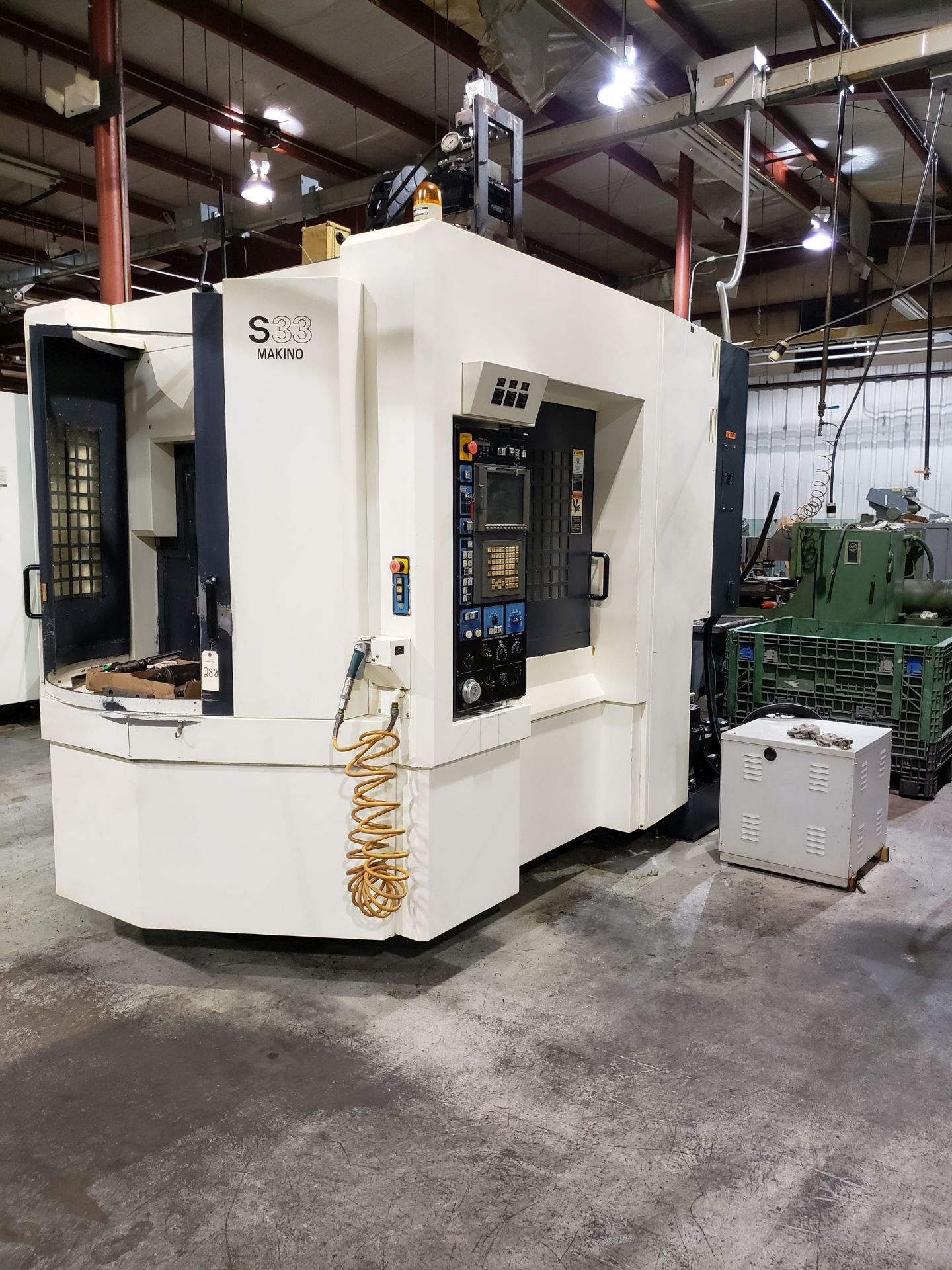 MAKINO S33 SN V7251, Mfg 2004, 13,000 RPM spindle speed, 1575 IPM rapid traverse, Travels- X-25.