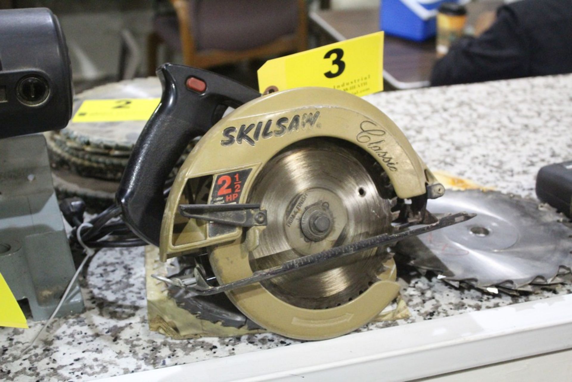 SKILSAW CLASSIC 2-1/2 HP ELECTRIC CIRCULAR SAW WITH SAW BLADES