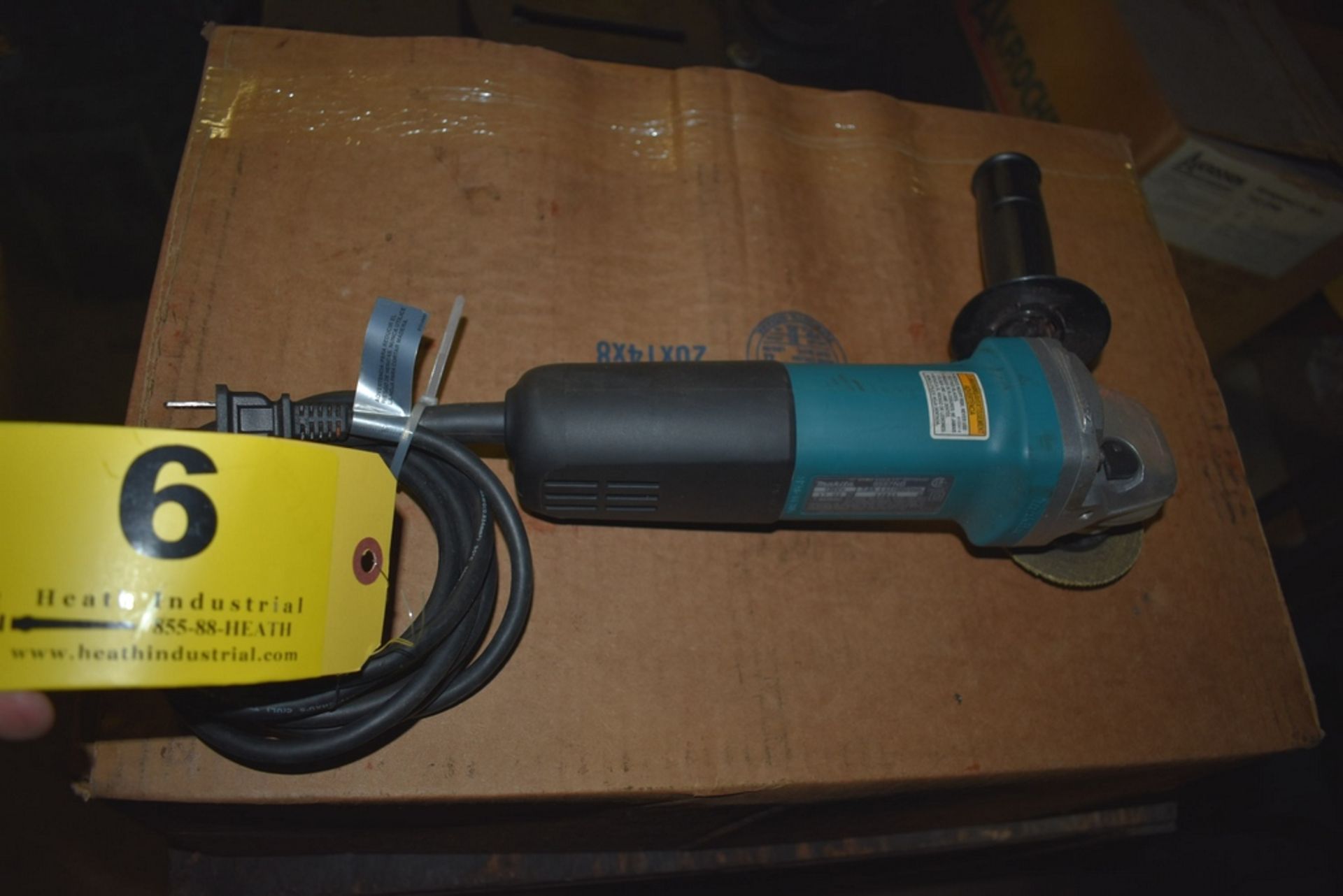 MAKITA 9557NB 4-1/2" RIGHT ANGLE GRINDER