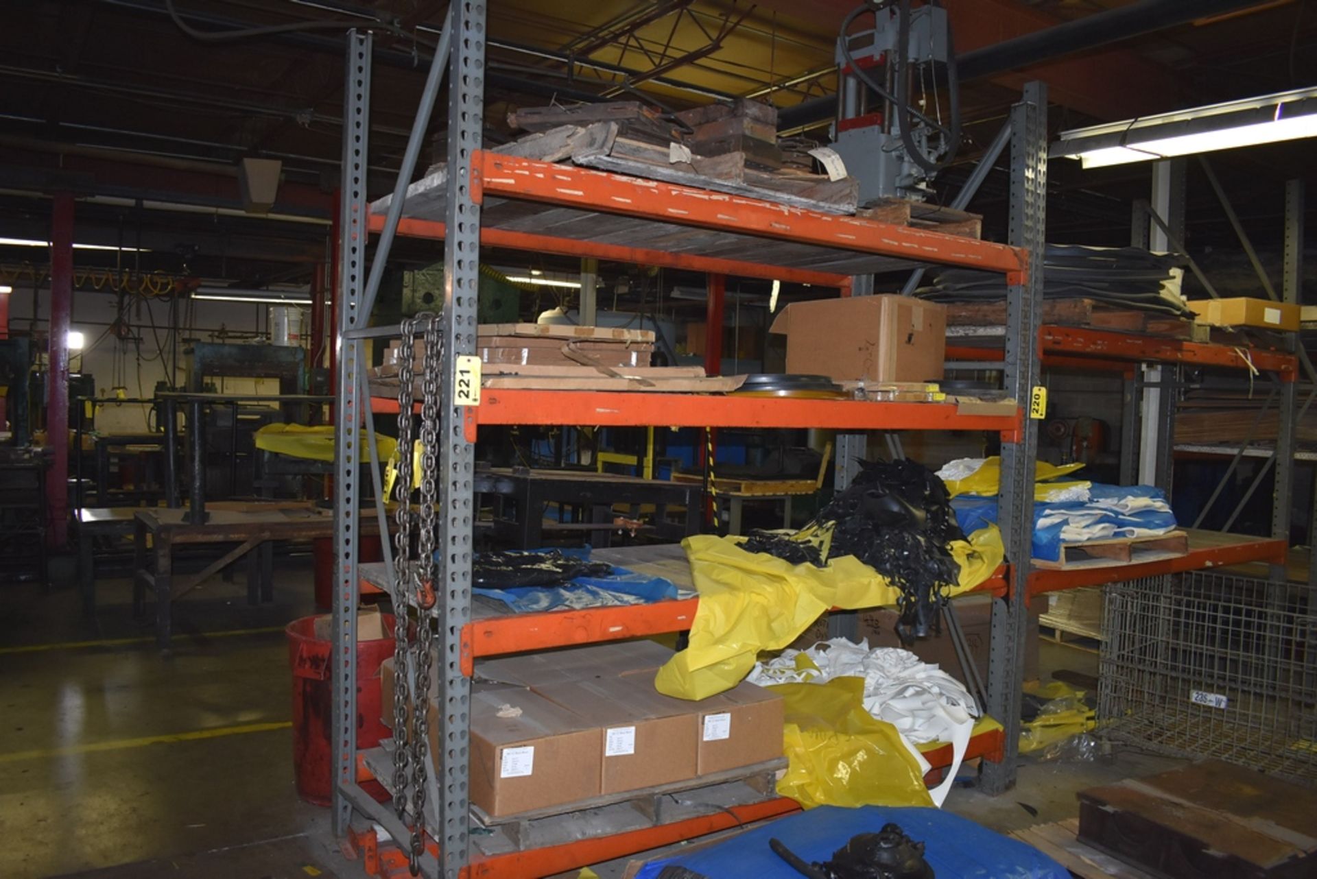 (1) SECTION 8'X42"X10' ADJUSTABLE PALLET RACKING (2 UPRIGHTS, 8 CROSS BEAMS)