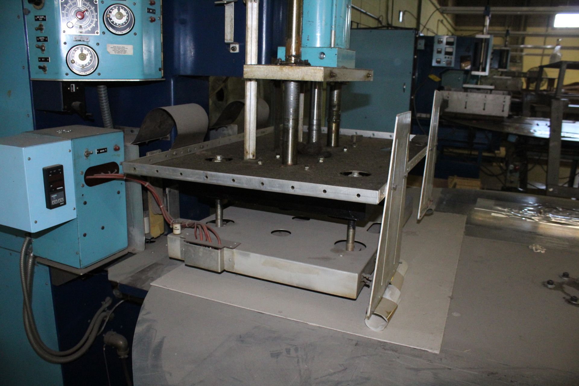 SOLODYNE 10 KW 4-STATION MODEL F10-25 SEALING PRESS, S/N 1336-79, WITH 84” TURNTABLE, PRESEAL/SEAL/C - Image 3 of 6